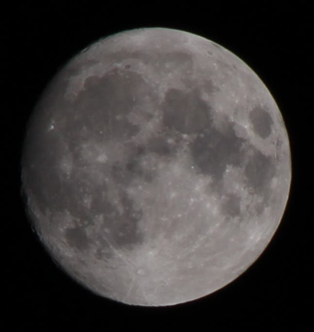 Zunehmender, fast voller Mond