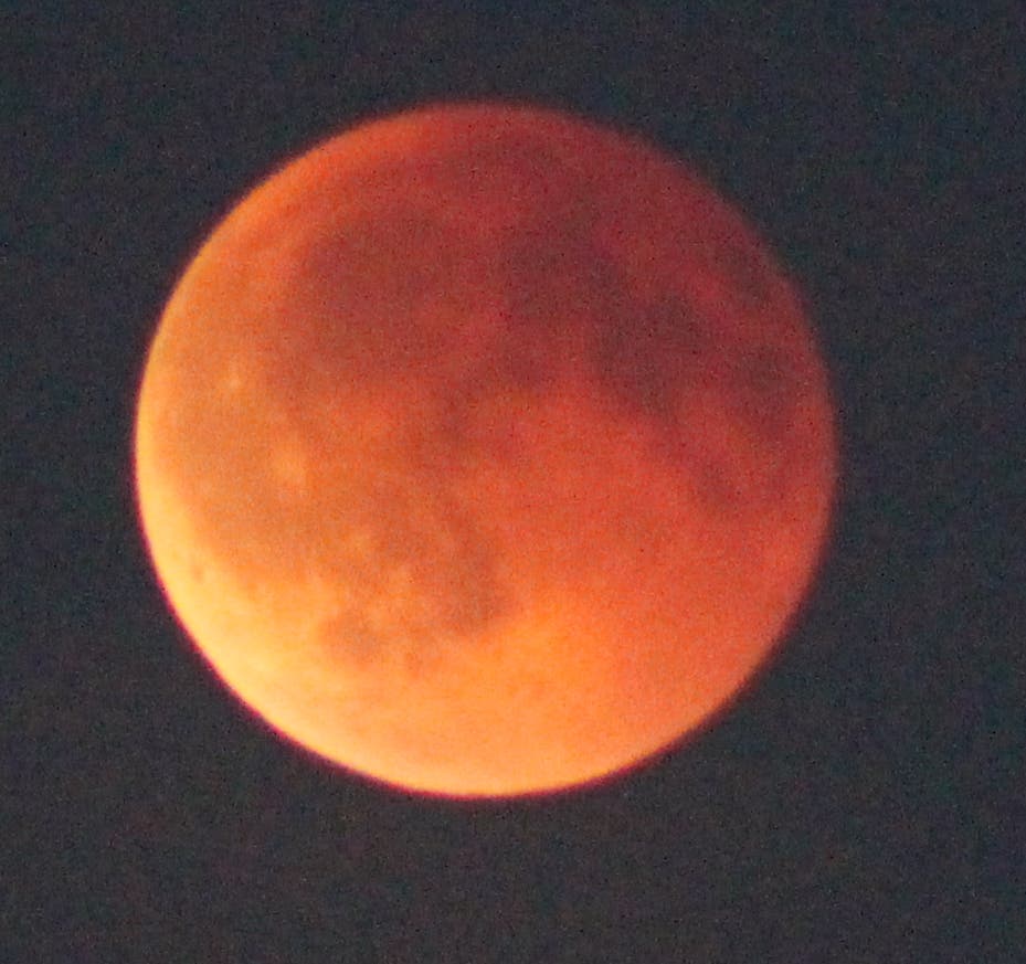 Total verfinsterter Vollmond mit langer Brennweite