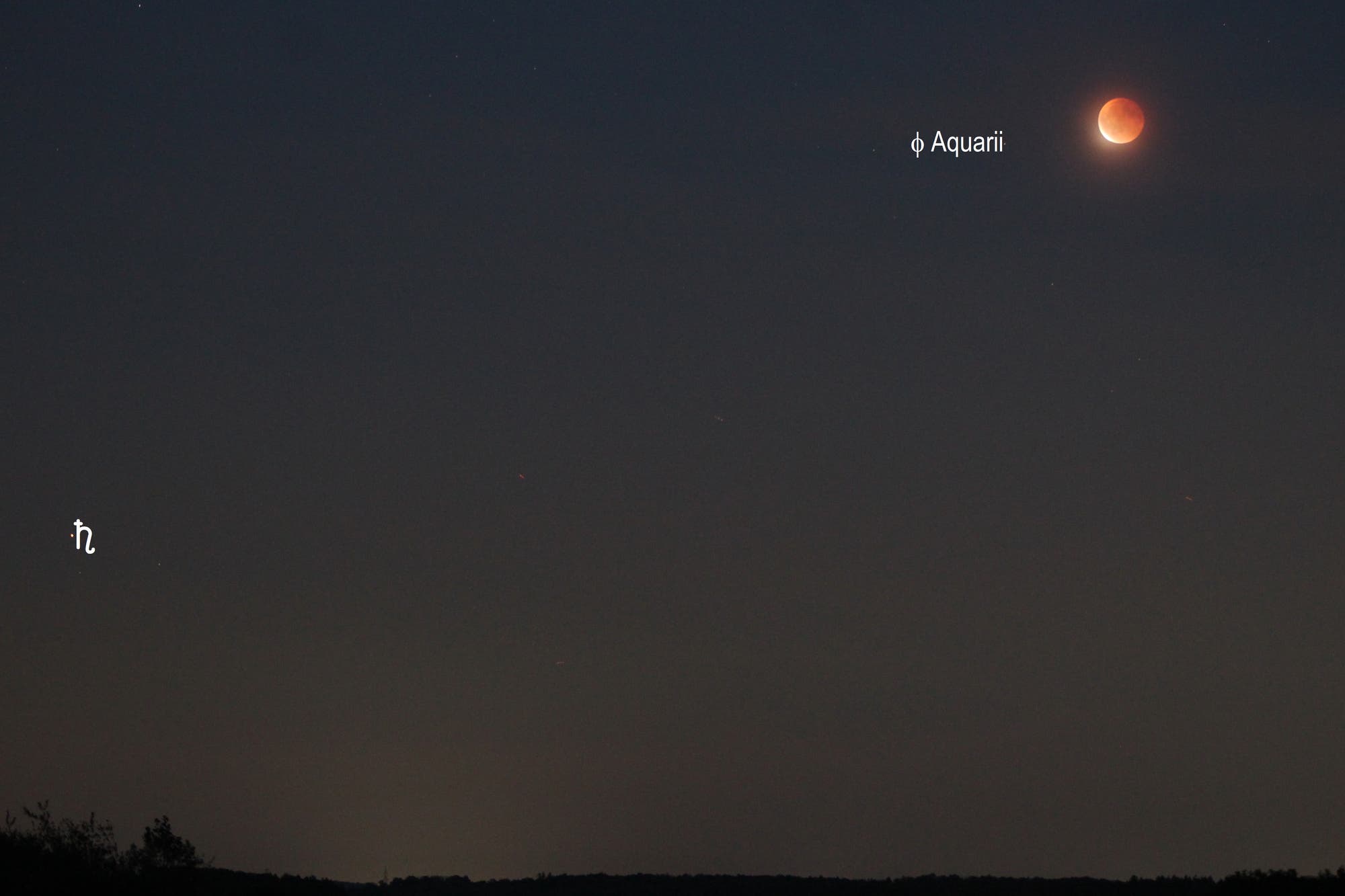 Mond zum Ende der totalen Finsternis mit Hintergrundsternen (Objekte beschriftet)