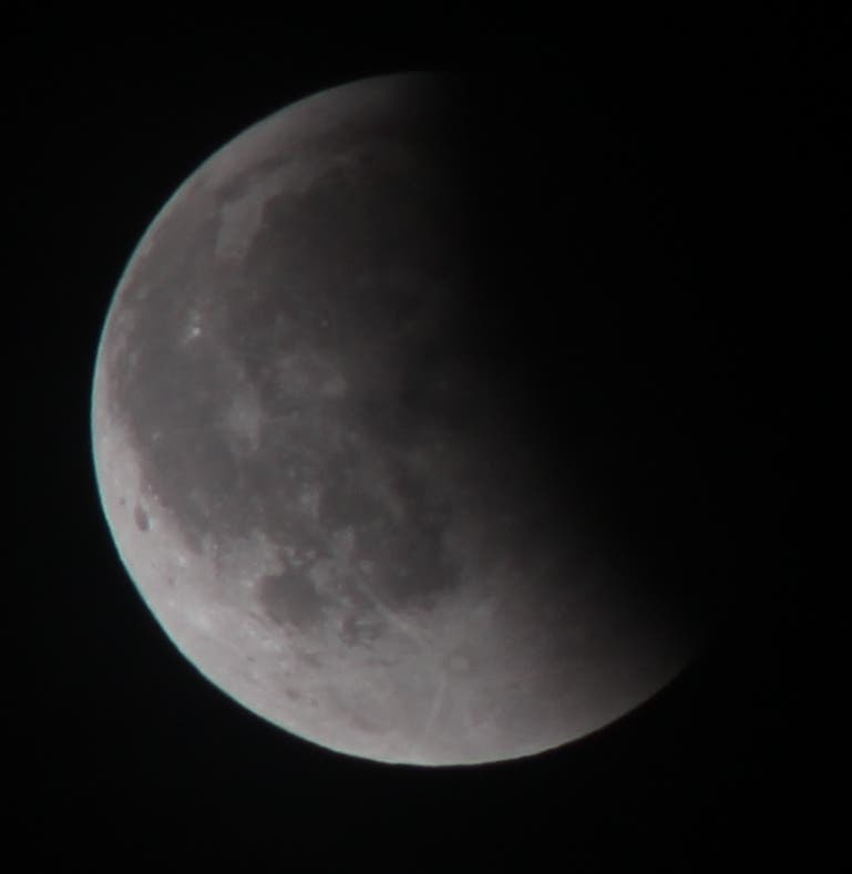 Der Mond wandert weiter aus dem Kernschatten der Erde
