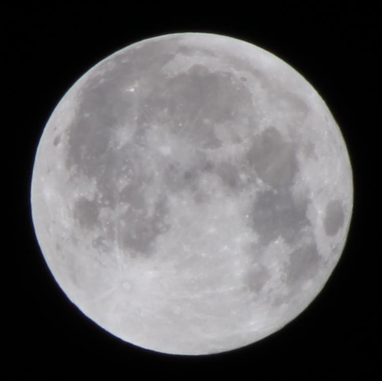Vollmond ungefähr drei Stunden nach Ende der Mondfinsternis