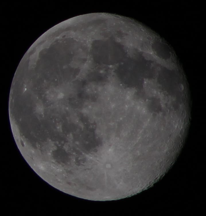 Mond einen Tag nach dem Supervollmond