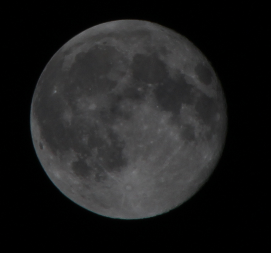 Der Mond 19 Stunden nach der Mondfinsternis