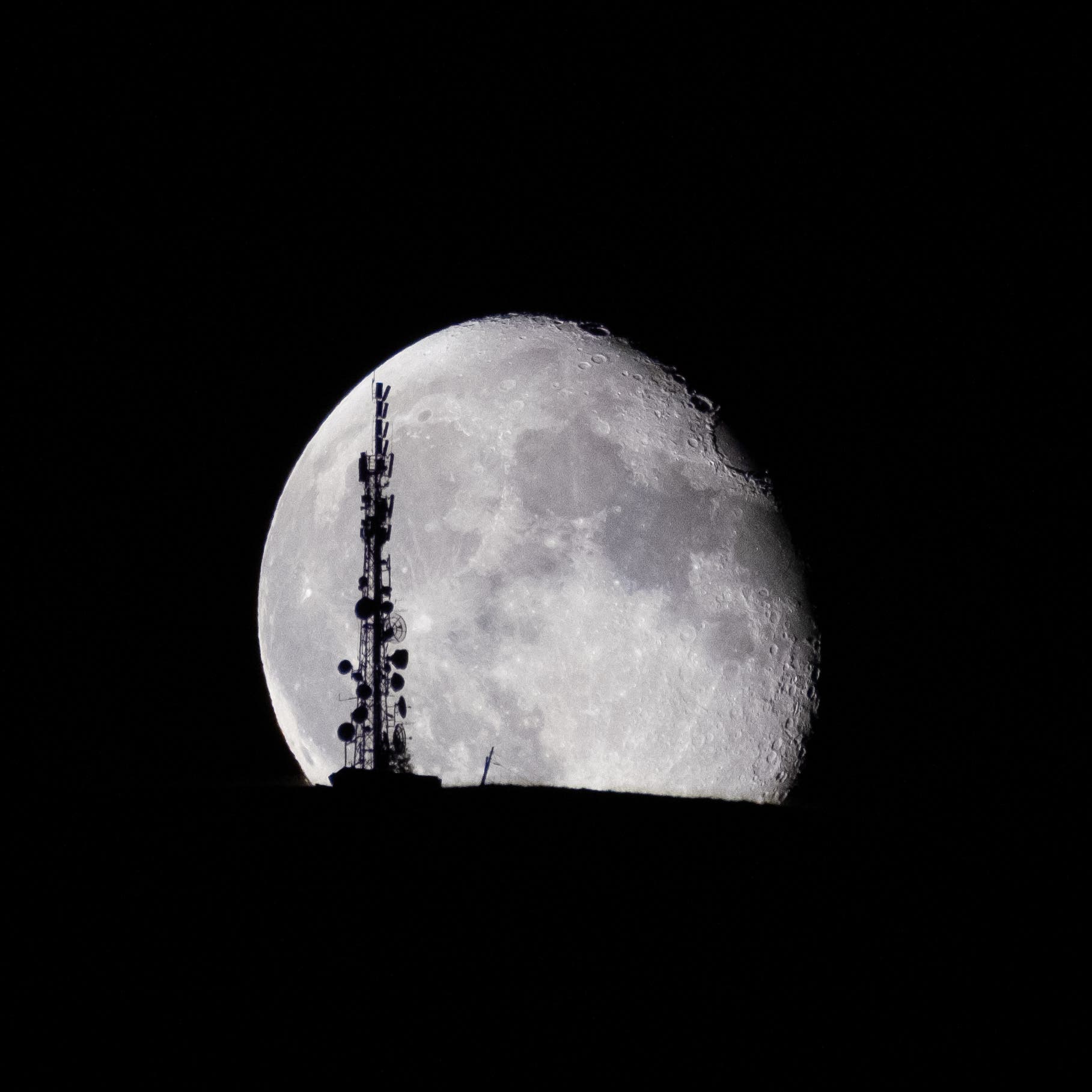 Aufgehender Mond vor Funkturm