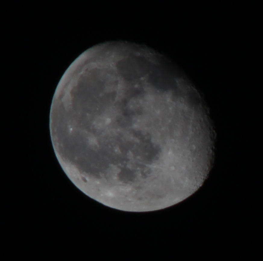 Mond am 8. April 2015