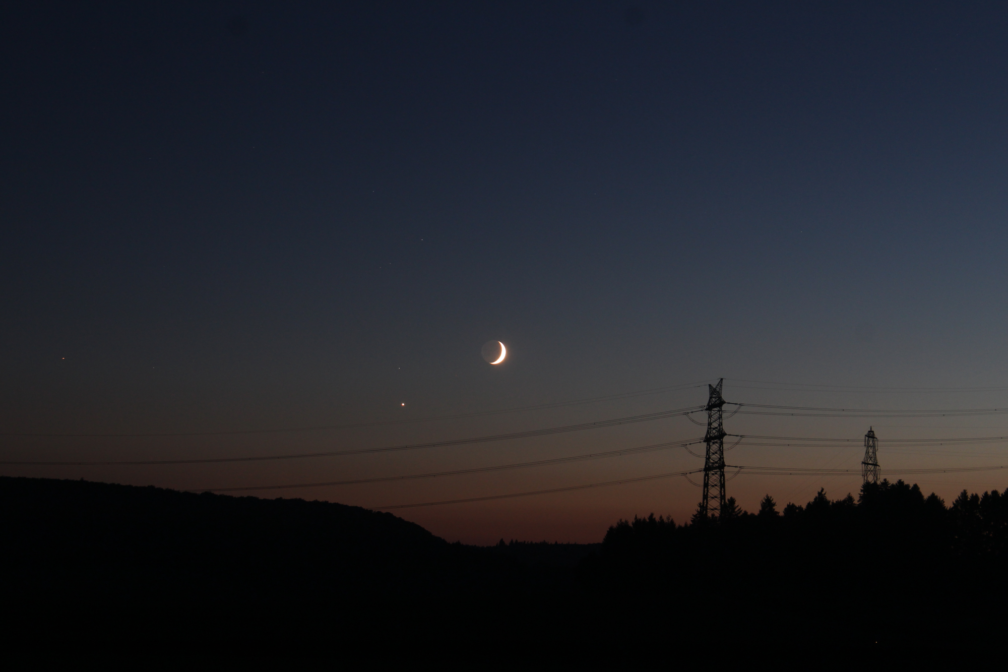Mond und Venus in der Abenddämmerung - fotografiert mit mittlerer Brennweite