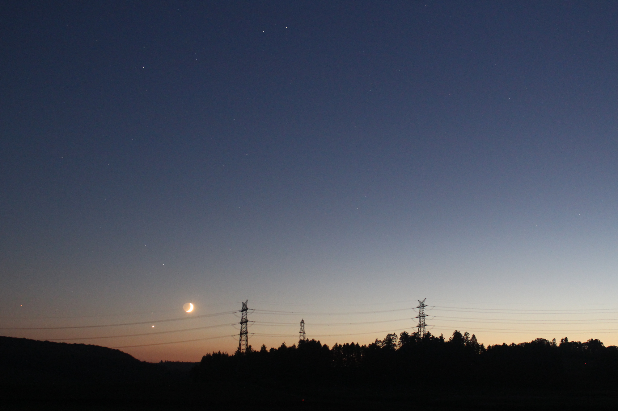 Mond und Venus in der Abenddämmerung - fotografiert mit kurzer Brennweite