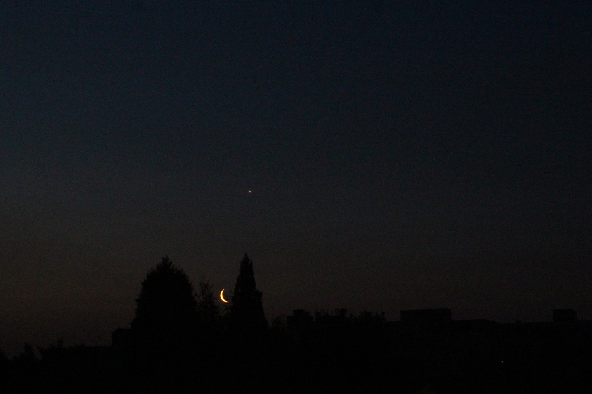 Mond und Venus am Morgen des 21. Juni 2017