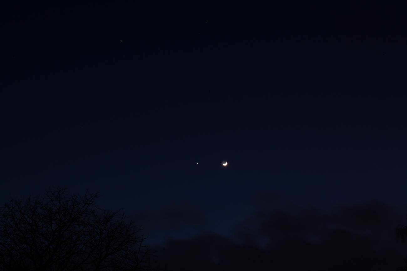 Mond trifft Venus und jupiter schaut zu