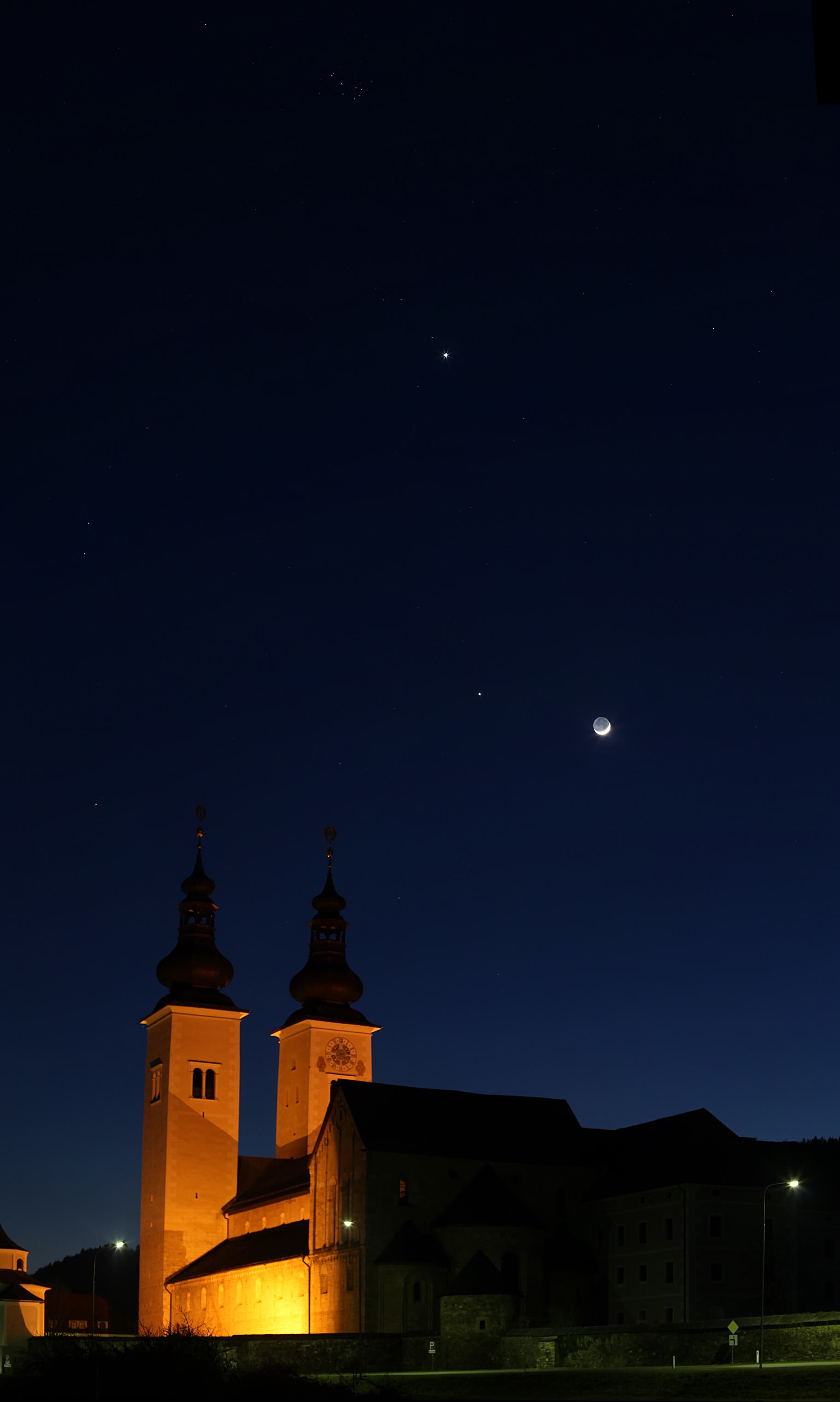 Mond, Jupiter und Venus über dem Gurker Dom