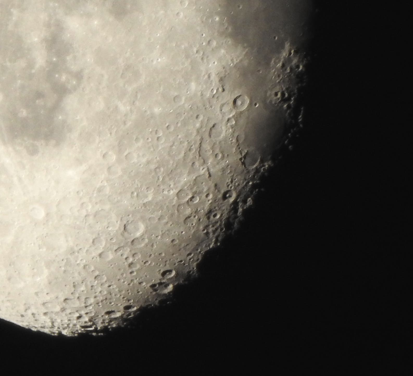 Abnehmender Mond am 13. November 2022 Ausschnitt