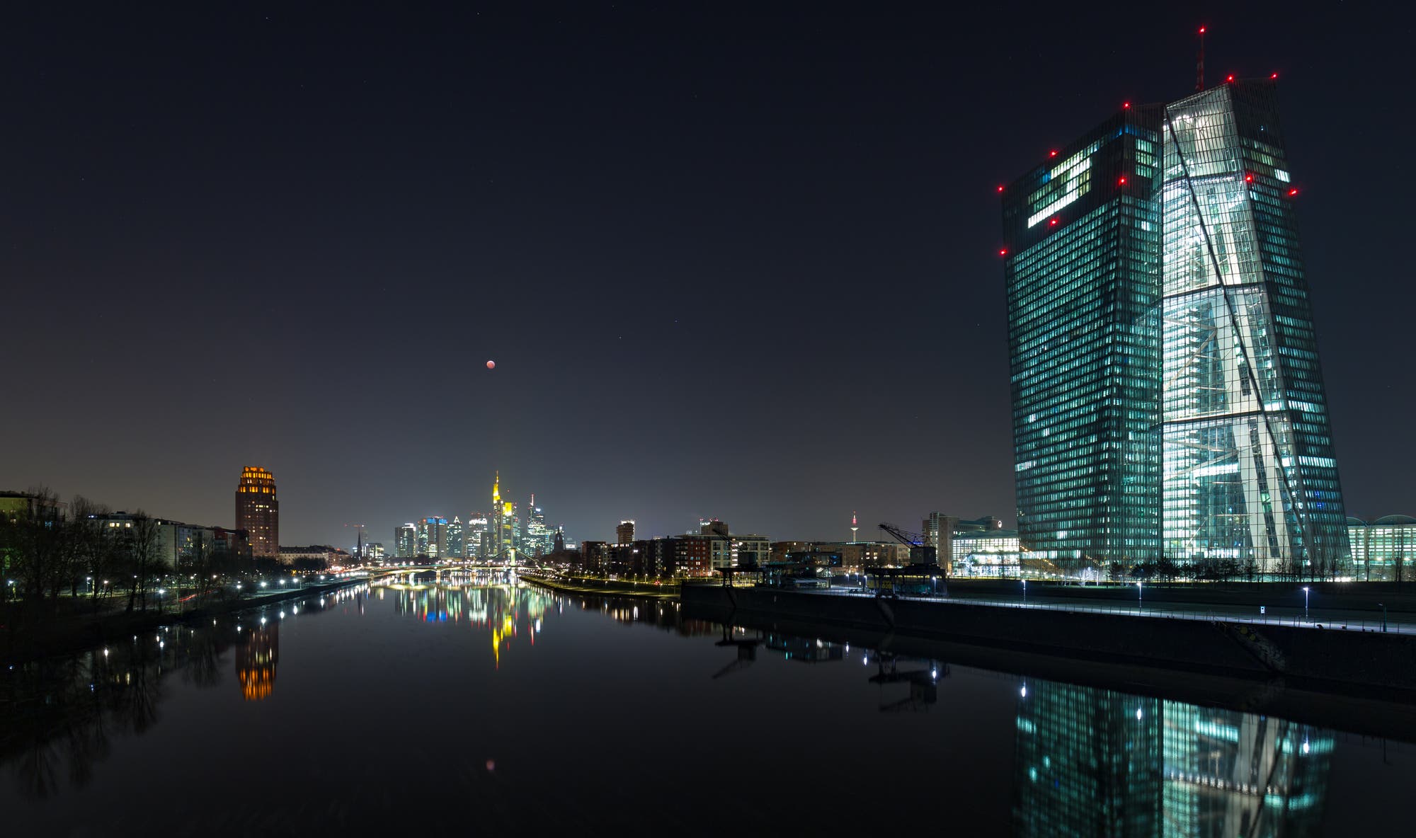 Mondfinsternis über Frankfurt spiegelt sich im Main