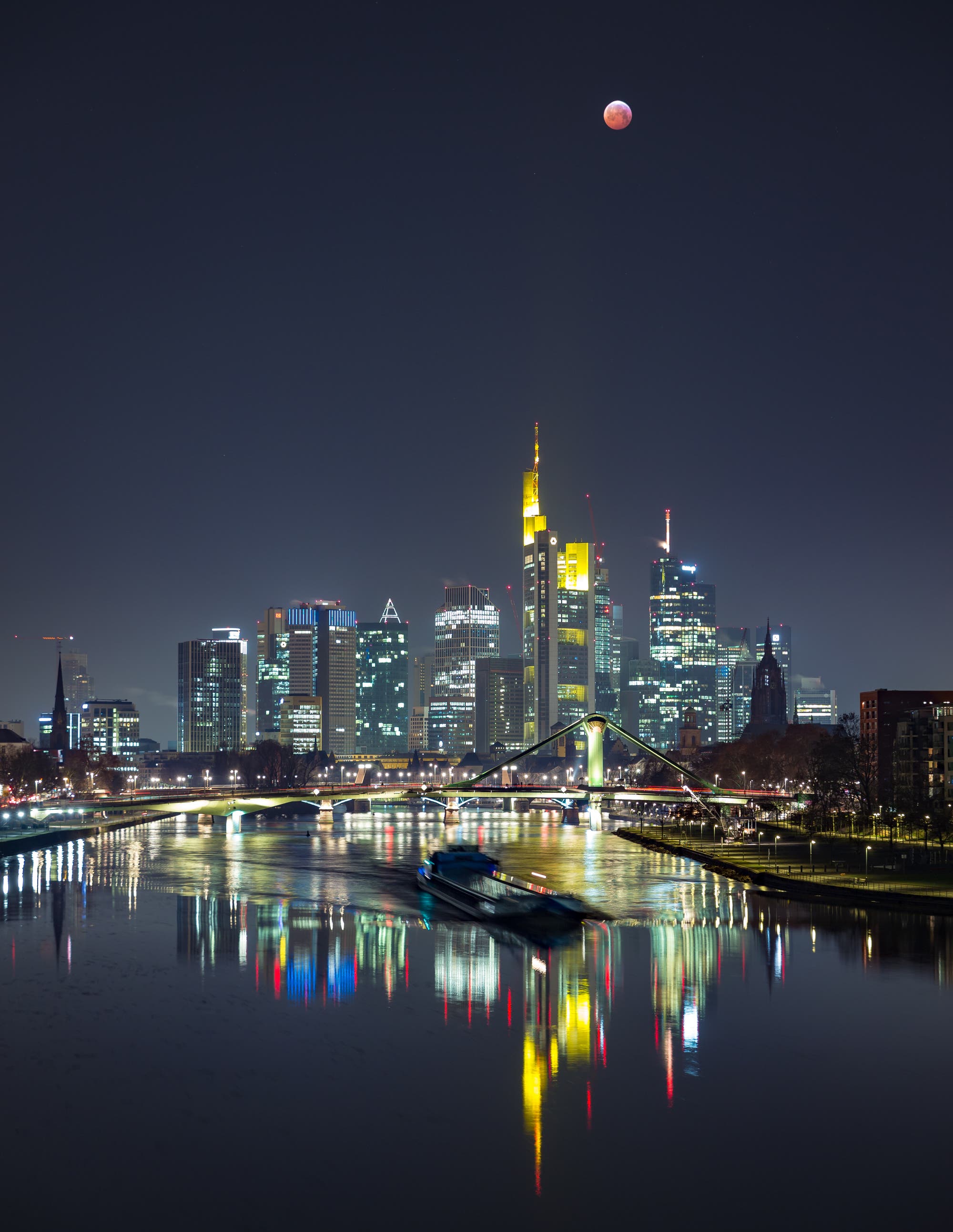Mondfinsternis über Frankfurter Skyline