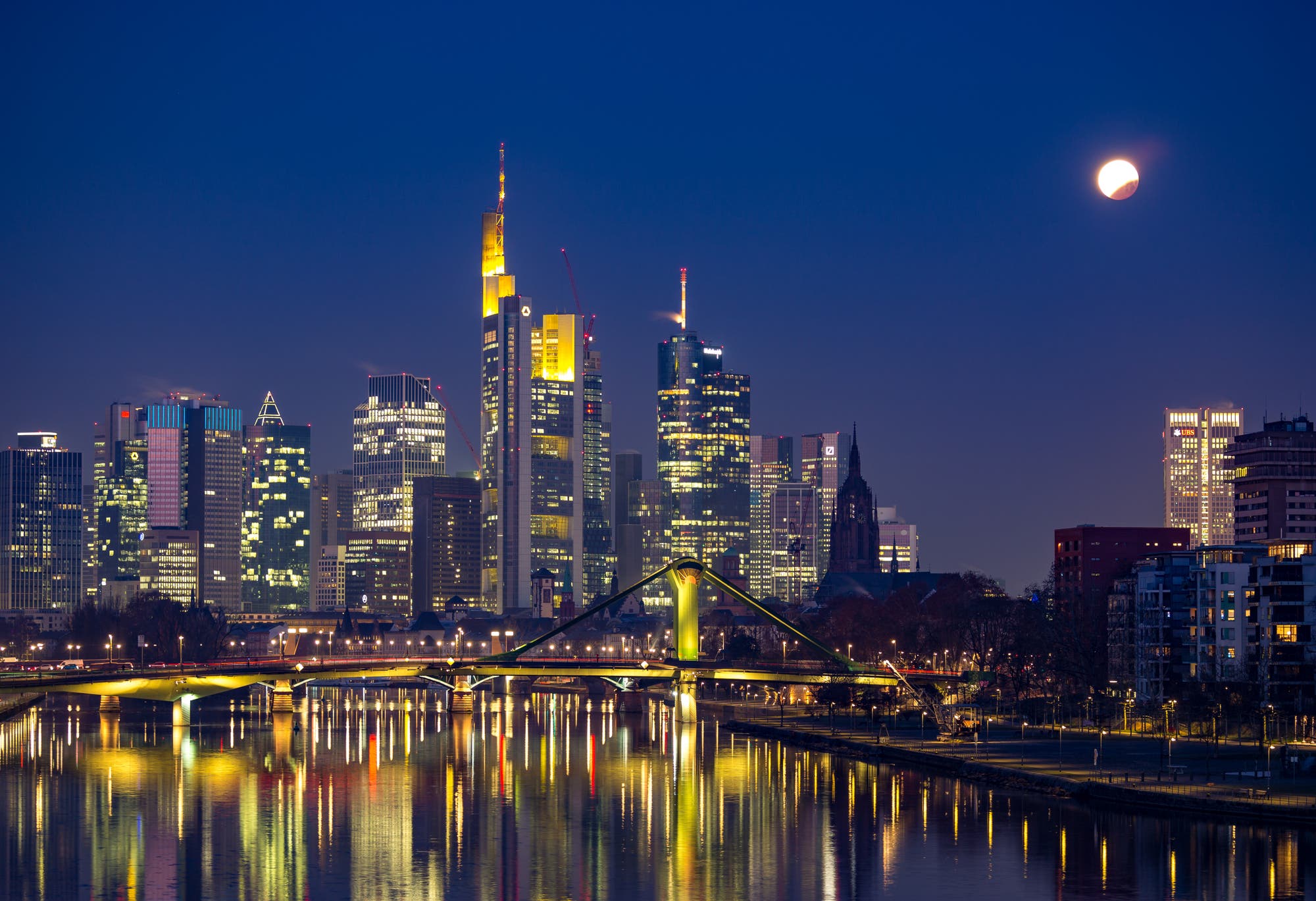 Mondfinsternis über Frankfurter Skyline zur blauen Stunde