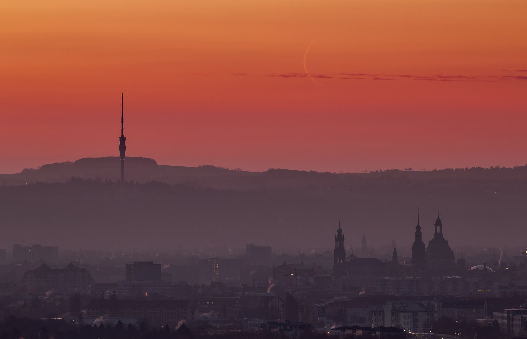 Schwache Mondsichel über Dresden am Morgen