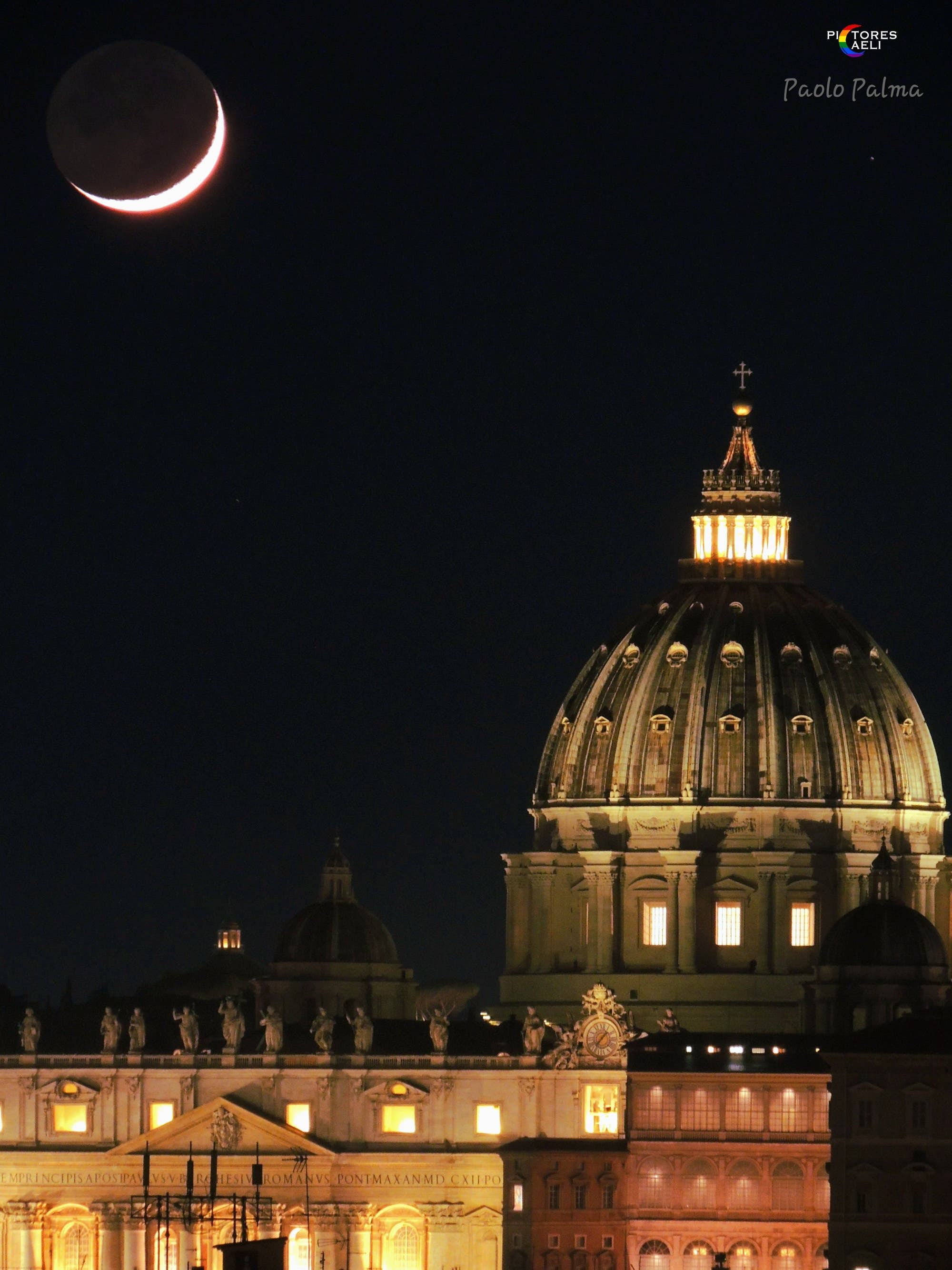 La suave luna sobre la Basílica de San Pedro en Roma