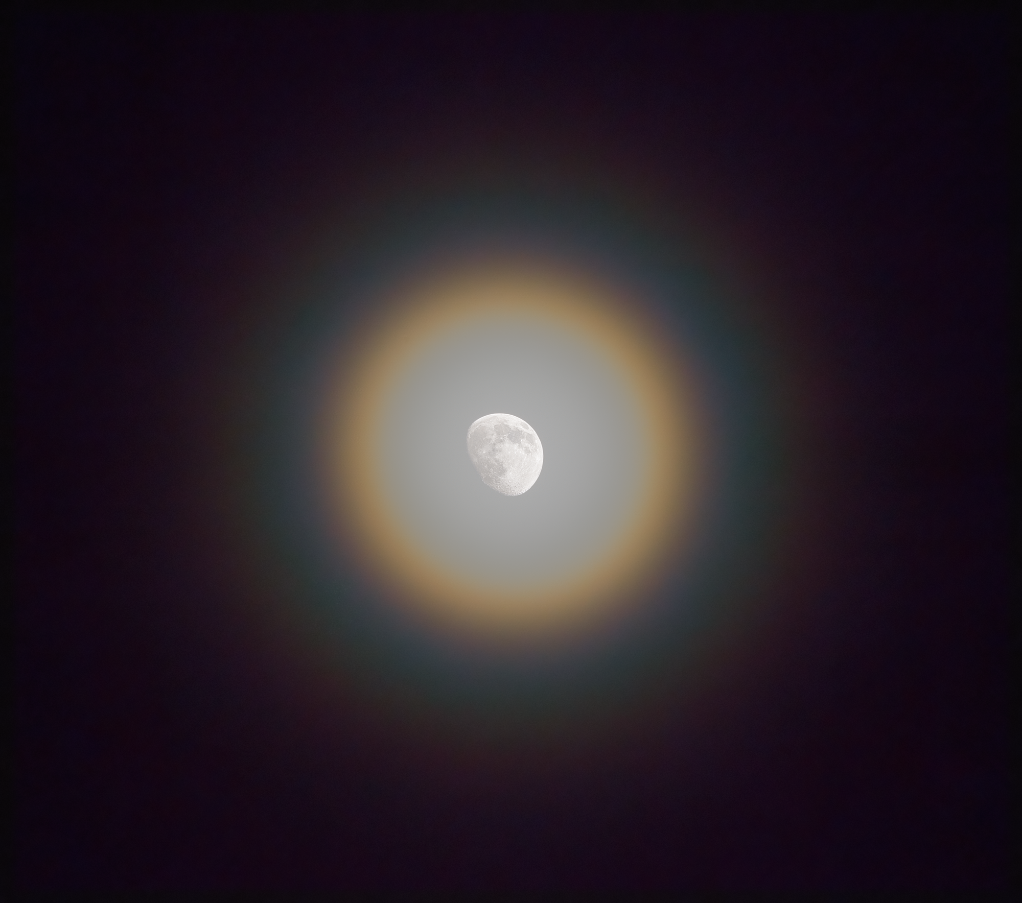 Mond mit Korona am 12. April 2022