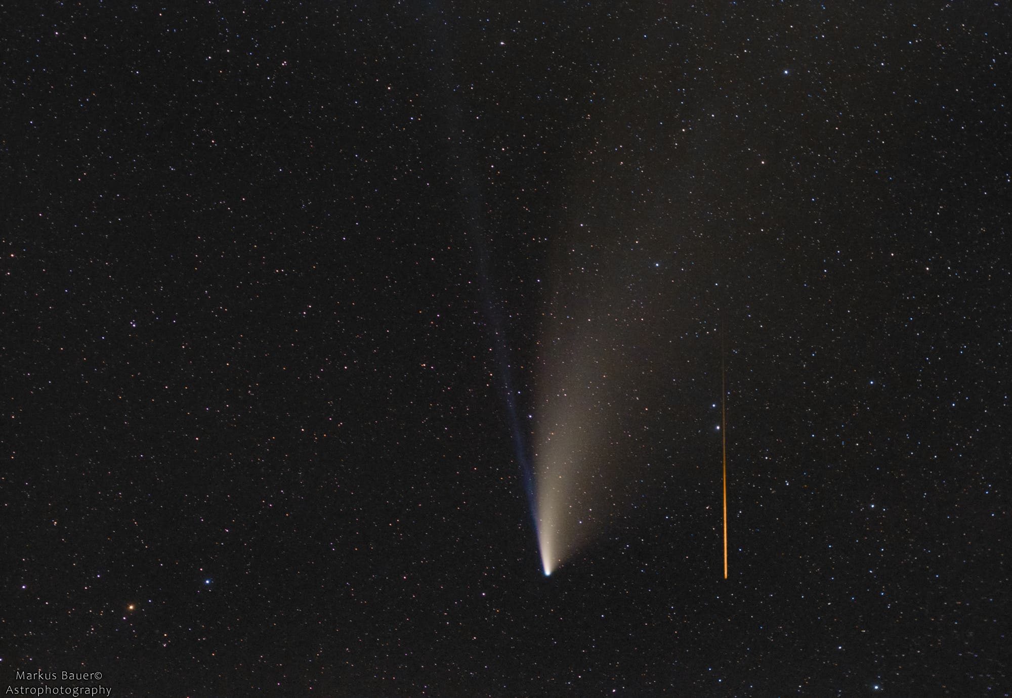 Komet Neowise trifft Meteor