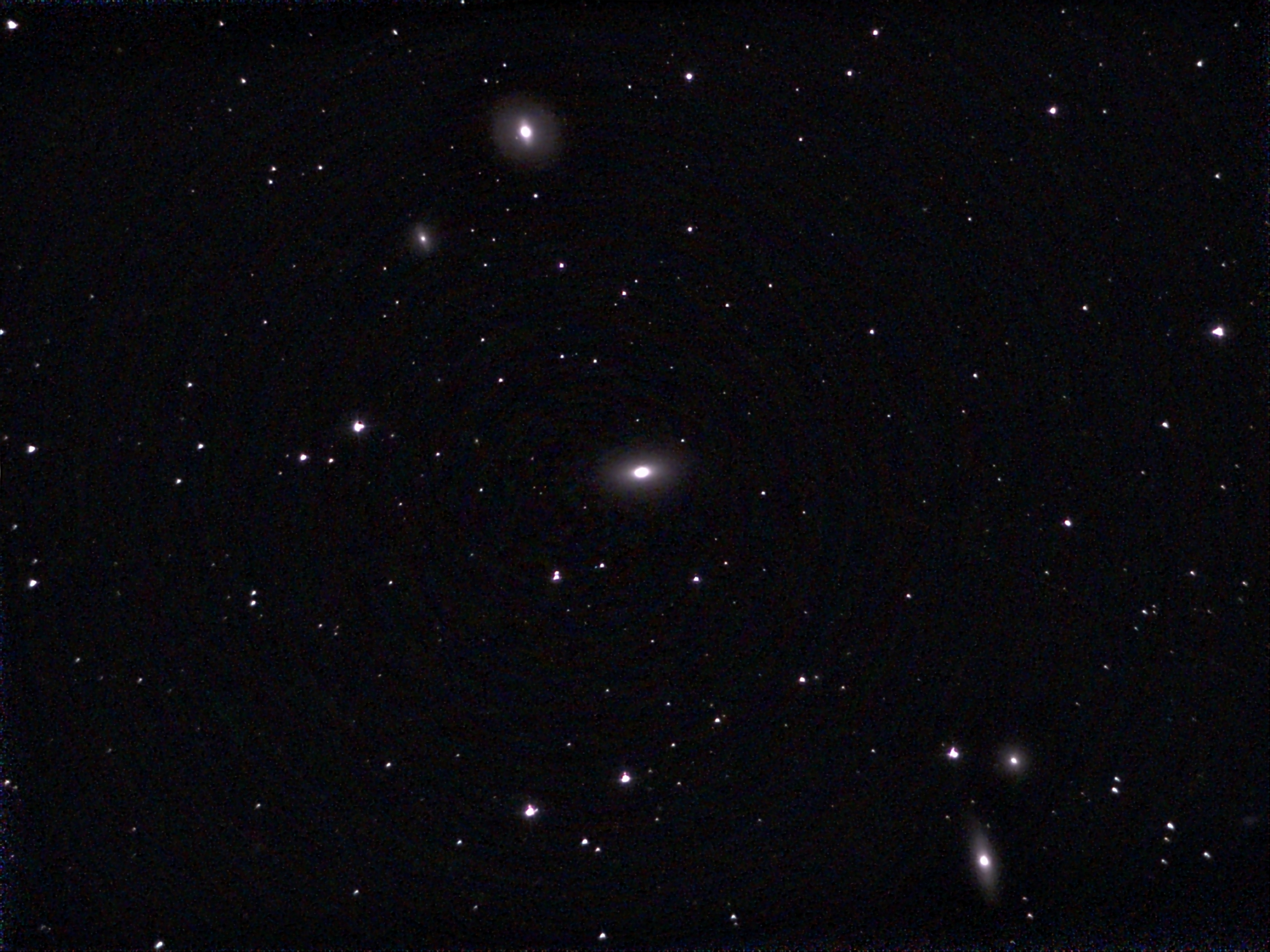 NGC 4473 und vier weitere Galaxien