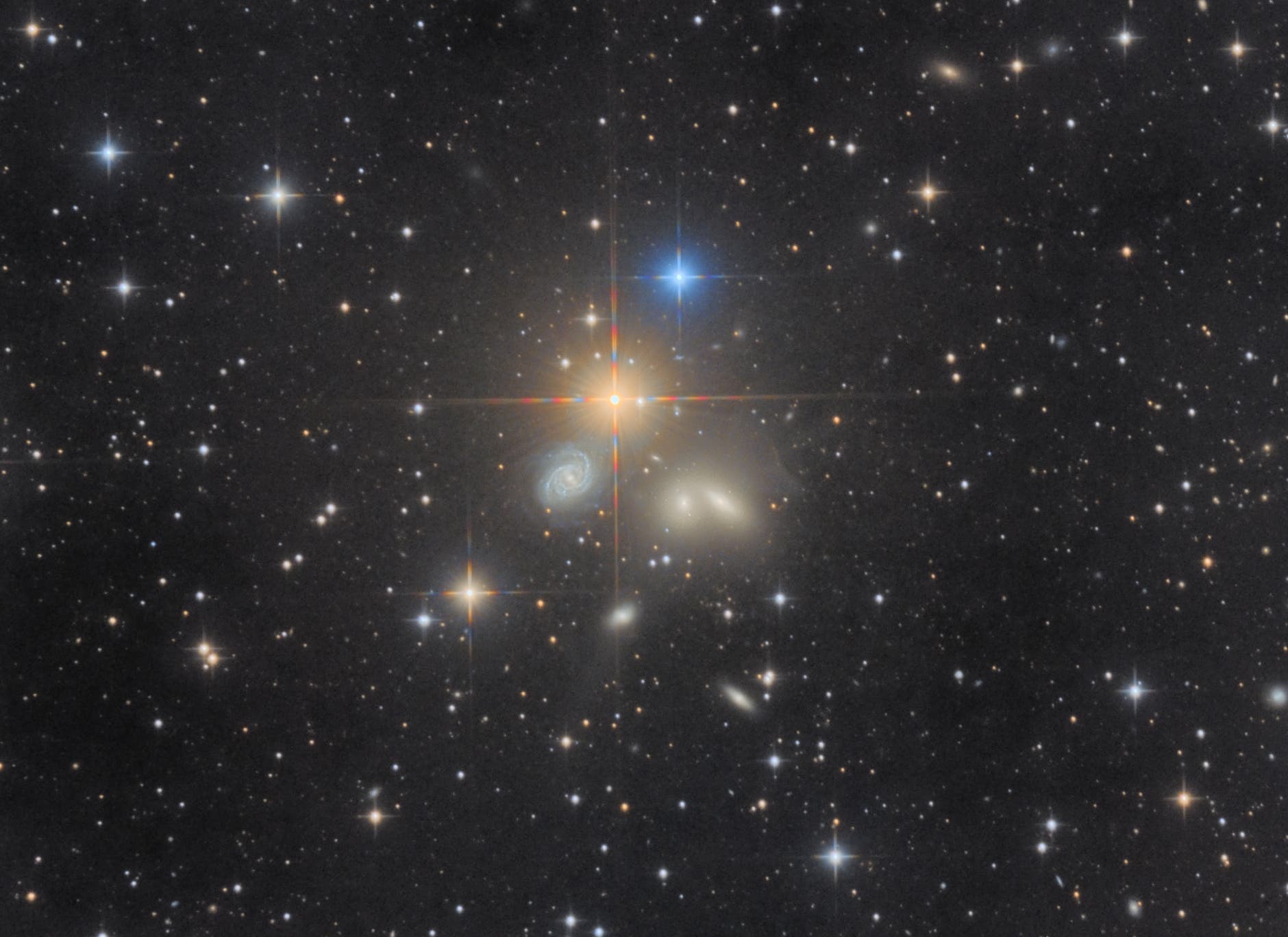 NGC 5350 und Umgebung