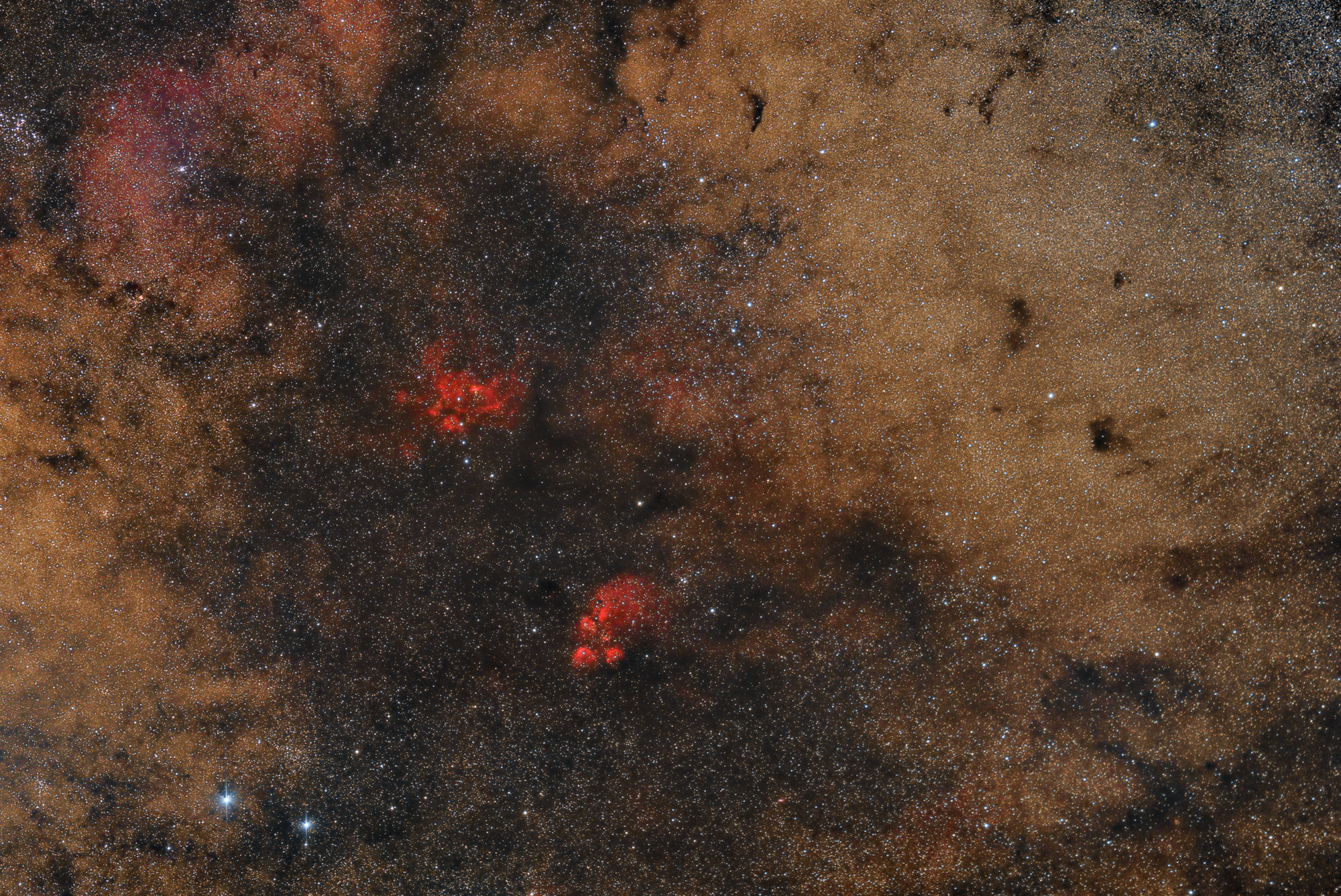 NGC 6334 Katzenpfoten-Nebel und NGC 6357 Hummer-Nebel (Widefield)