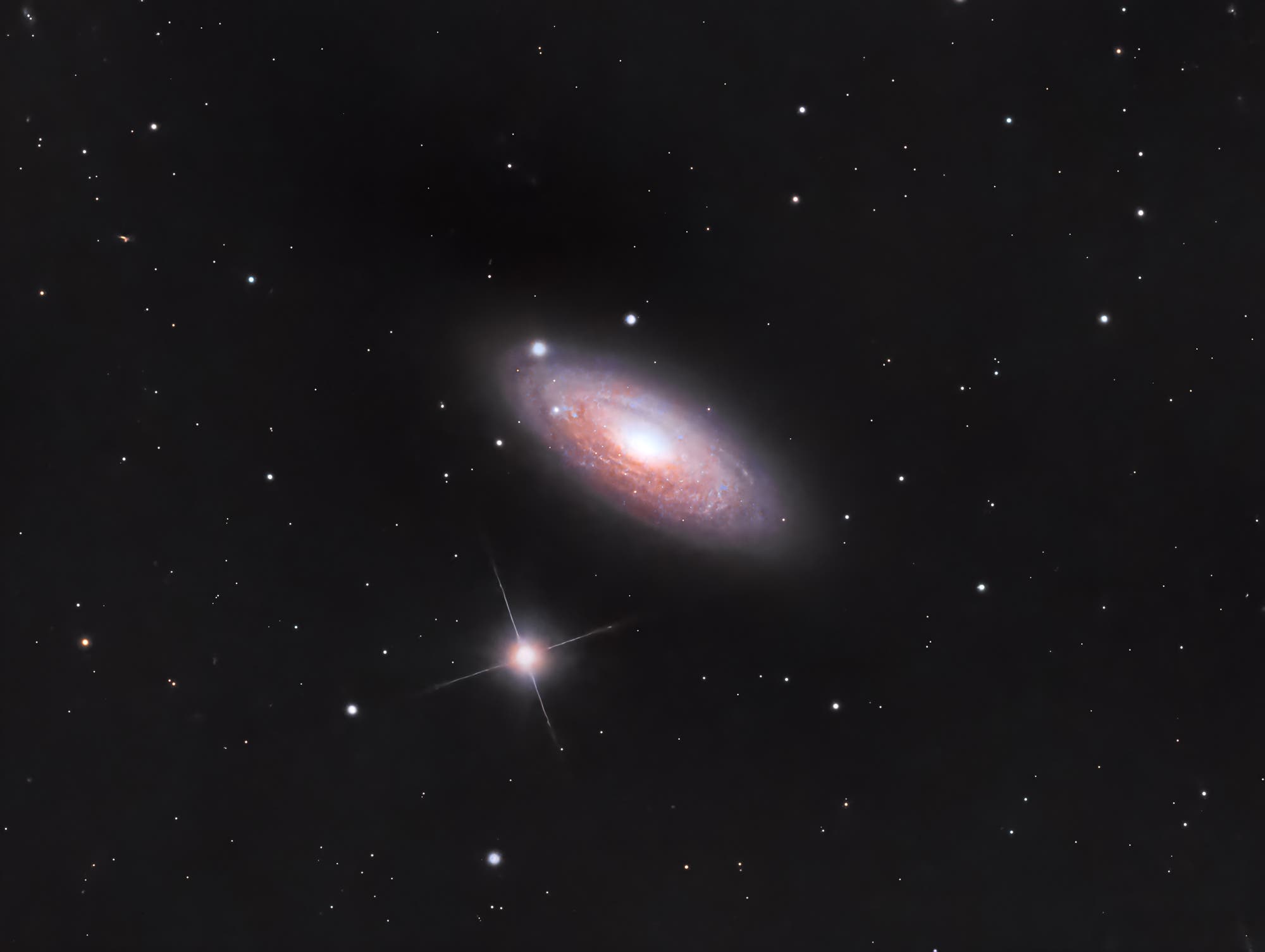 Galaxie NGC 2841 im Großen Bären