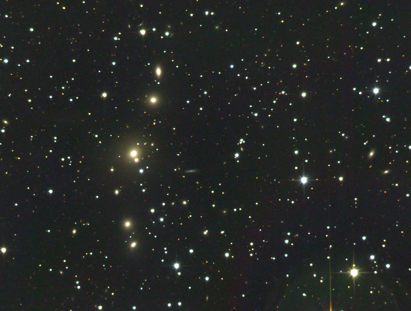 Die NGC-383-Galaxienkette (Arp 331) in den Fischen