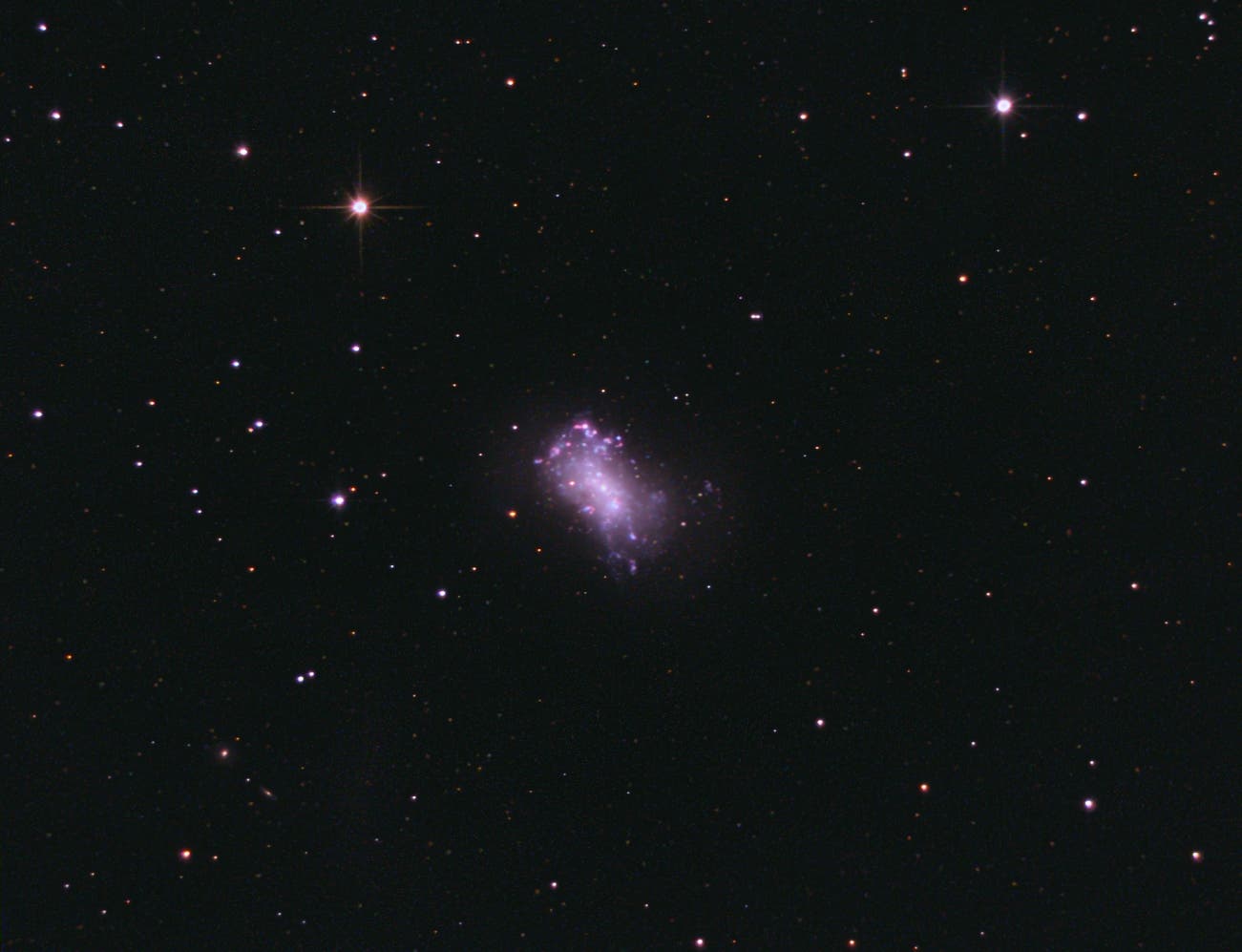 Ein kosmisches Feuerwerk im Sternbild Jagdhunde: NGC 4449