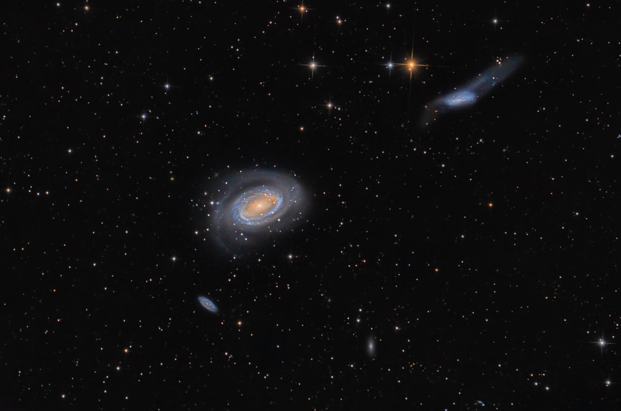 NGC 4725 und Nachbarn