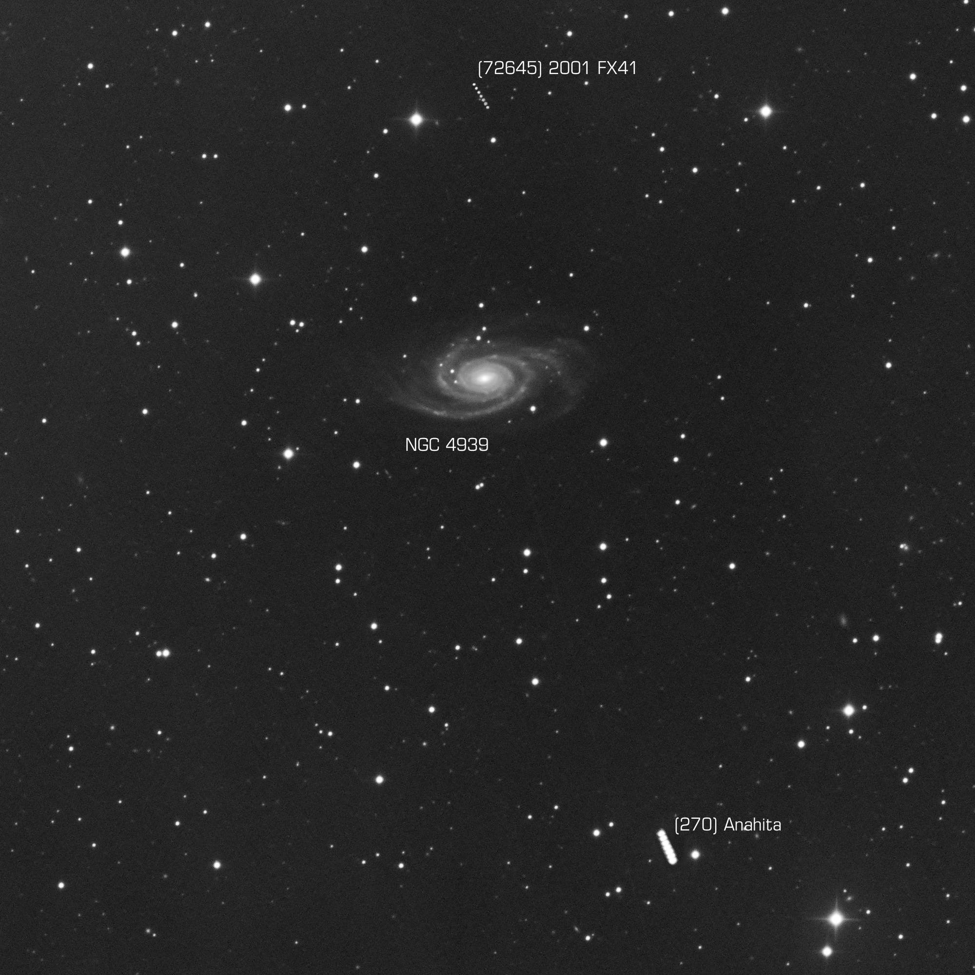 Begegnung von Kleinplanet (270) Anahita mit der Galaxie NGC 4939 (Version mit Text)