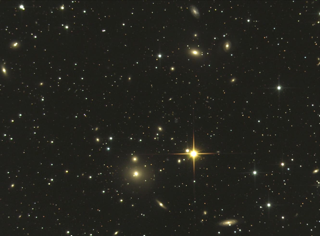 Die NGC-507-Galaxiengruppe mit Arp 229 in den Fischen