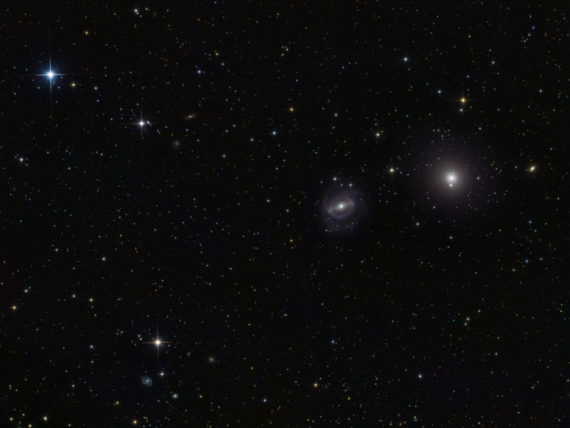Die Balkenspiralgalaxie NGC 5850 und ihre Umgebung