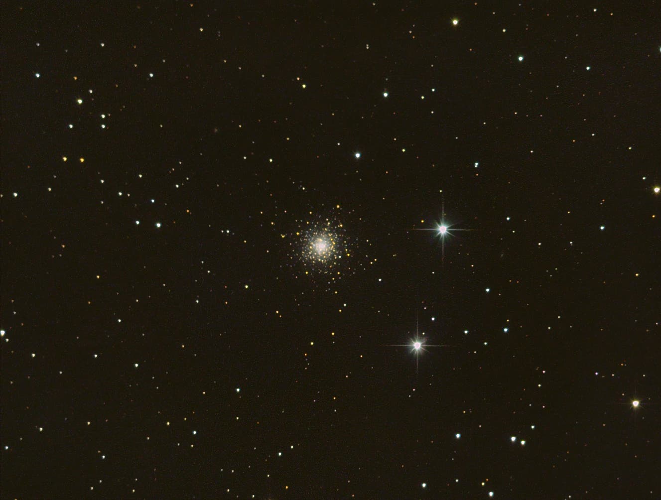 Aller guten Dinge sind drei: der Kugelsternhaufen NGC 6229 im Herkules