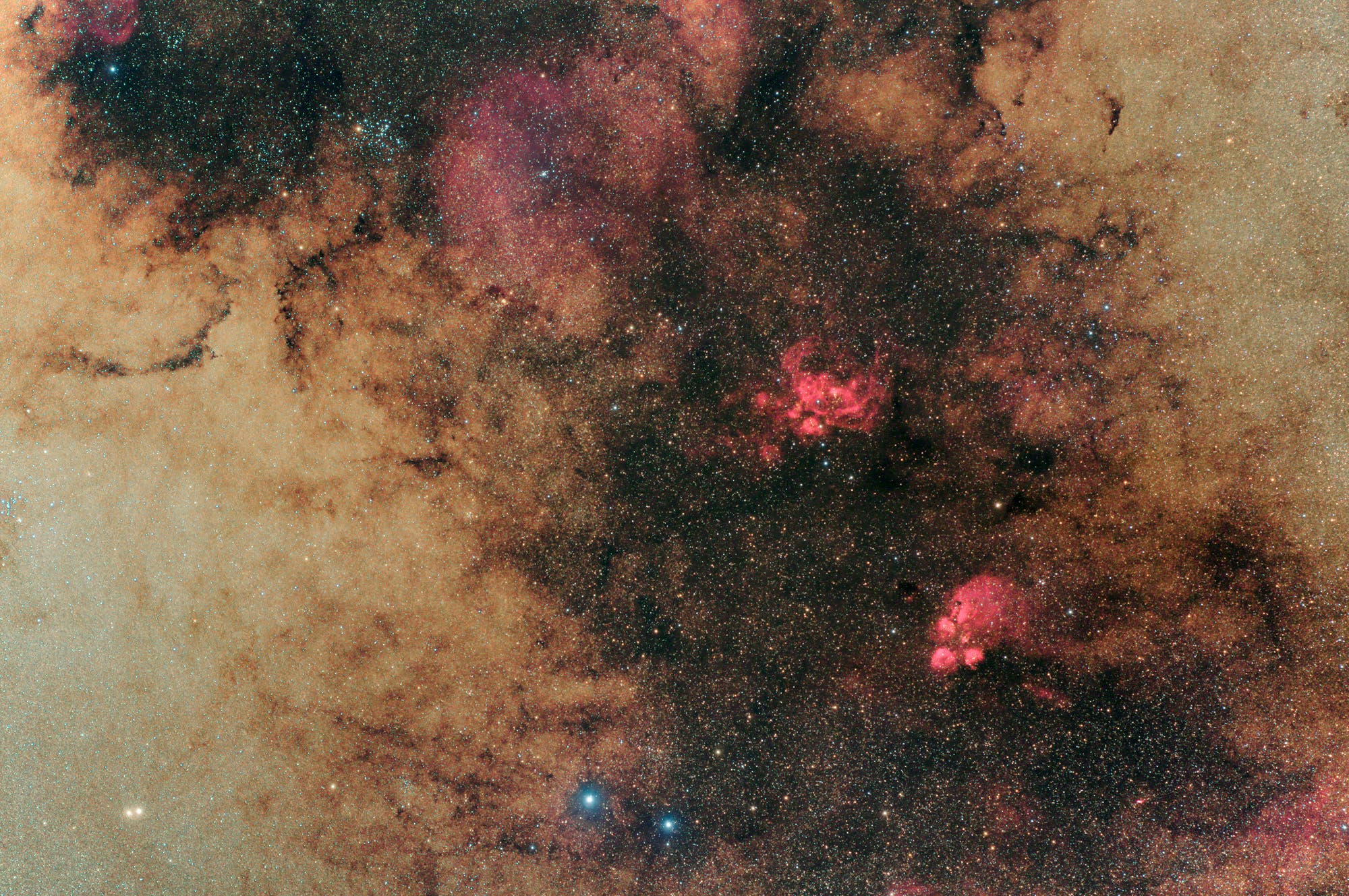 Weitfeldaufnahme NGC 6357 + NGC 6334 (Katzenpfotennebel)