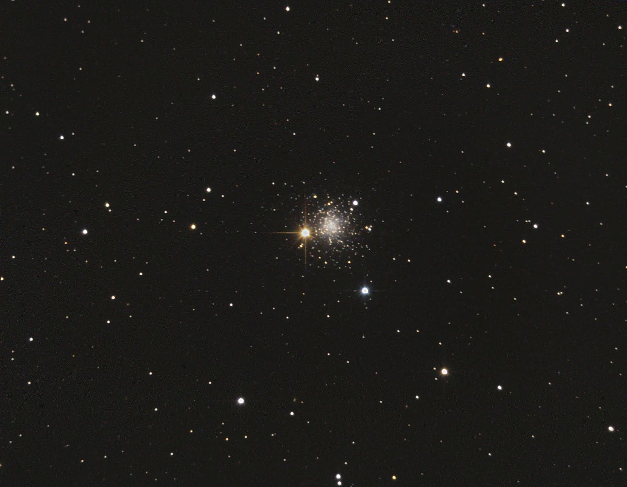 Allein unter tausenden Galaxien: NGC 5634 - einziger Kugelsternhaufen im Sternbild Jungfrau