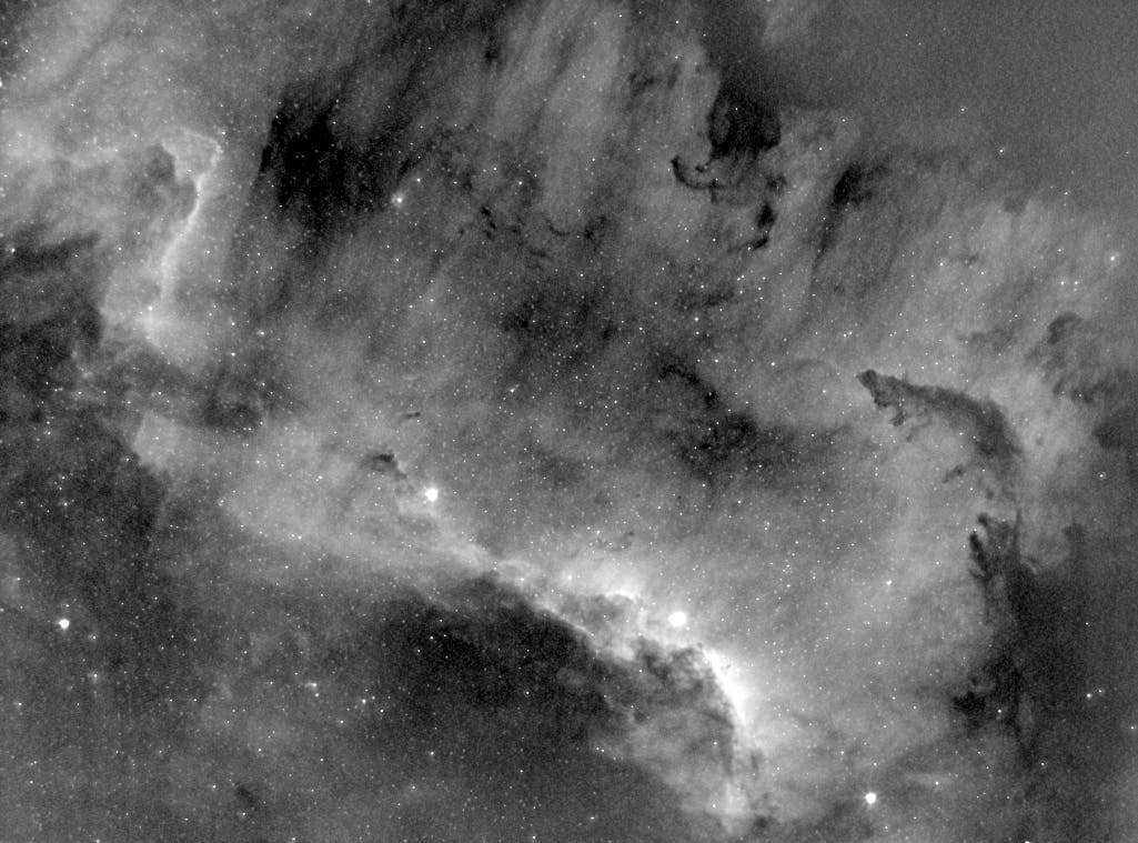 HII- und Dunkelwolkenstrukturen in der Großen Mauer in NGC 7000