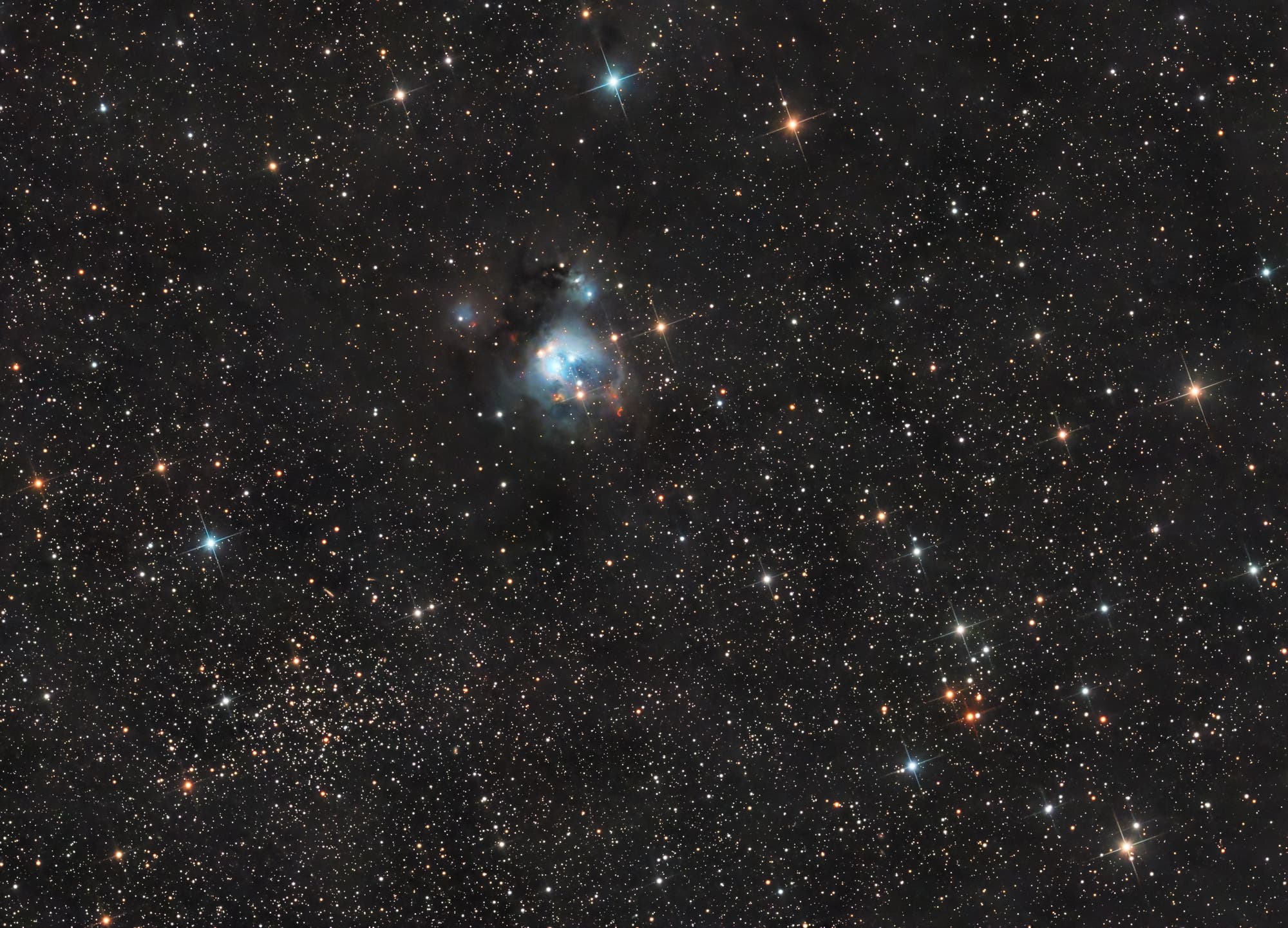 Rosenknospen-Nebel und NGC 7142-Haufen