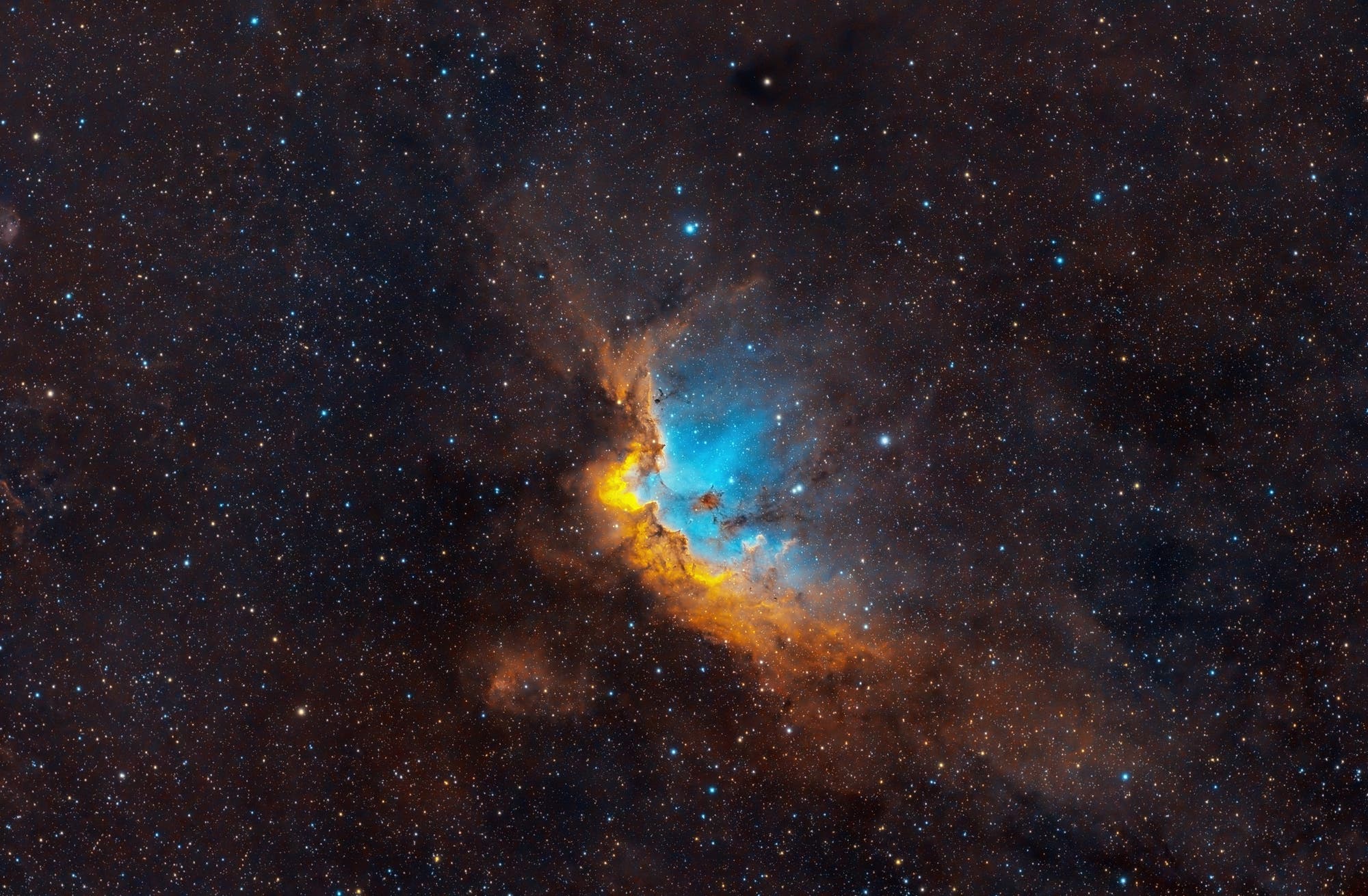 Himmlische Zauberei: NGC 7380 in der Hubble-Palette
