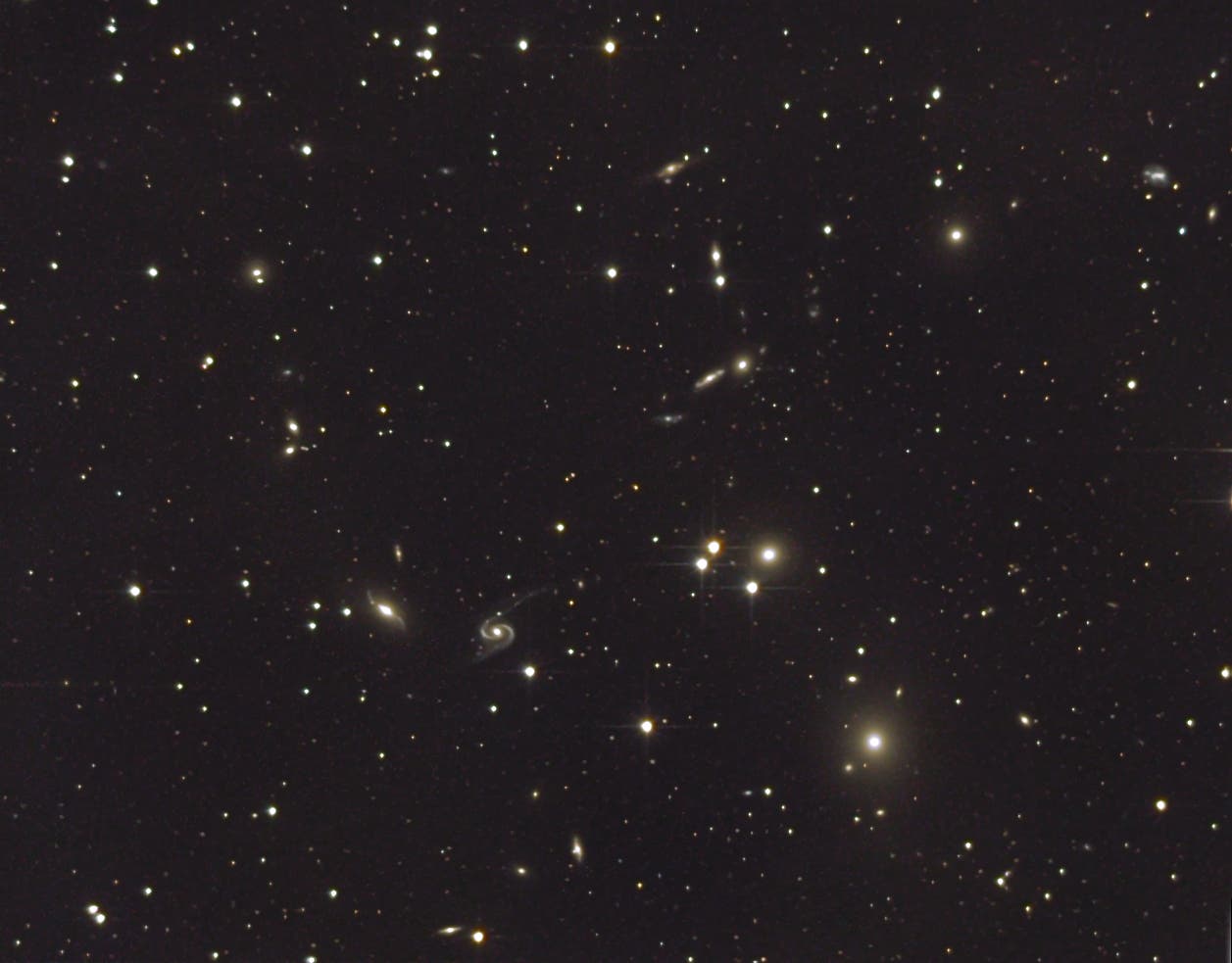 Die NGC-80-Galaxiengruppe mit Arp 65 im Pegasus