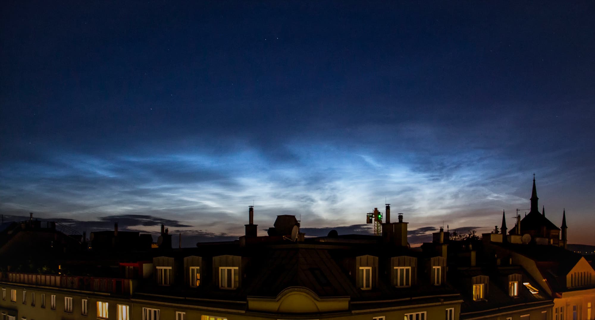 Leuchtende Nachtwolken über Wien am 4. Juli 2021