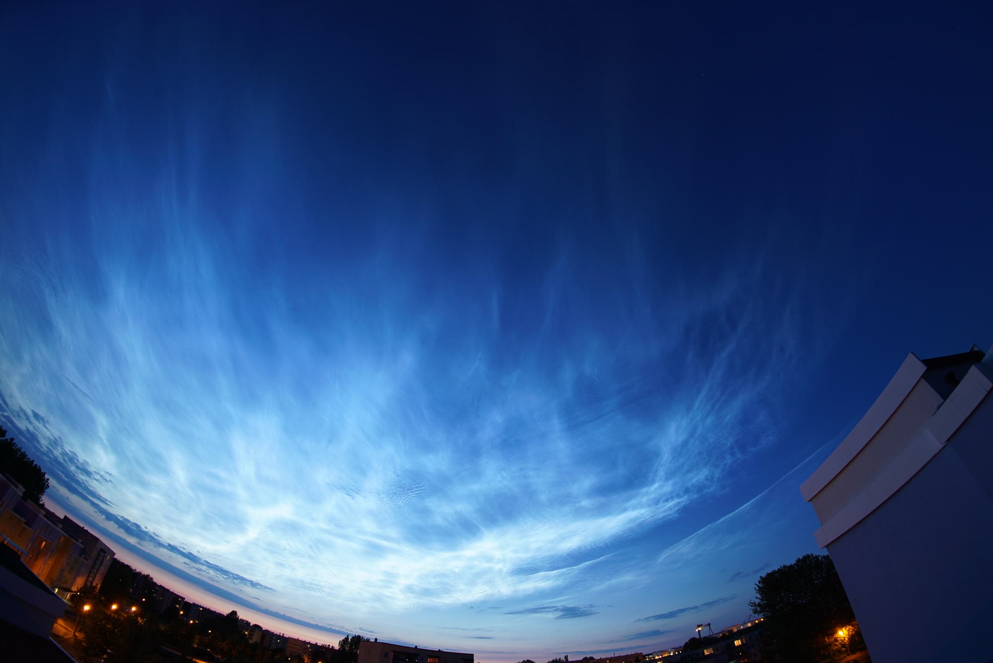 Ein riesiges Feld leuchtender Nachtwolken am frühen Abend des 21. Juni 2019
