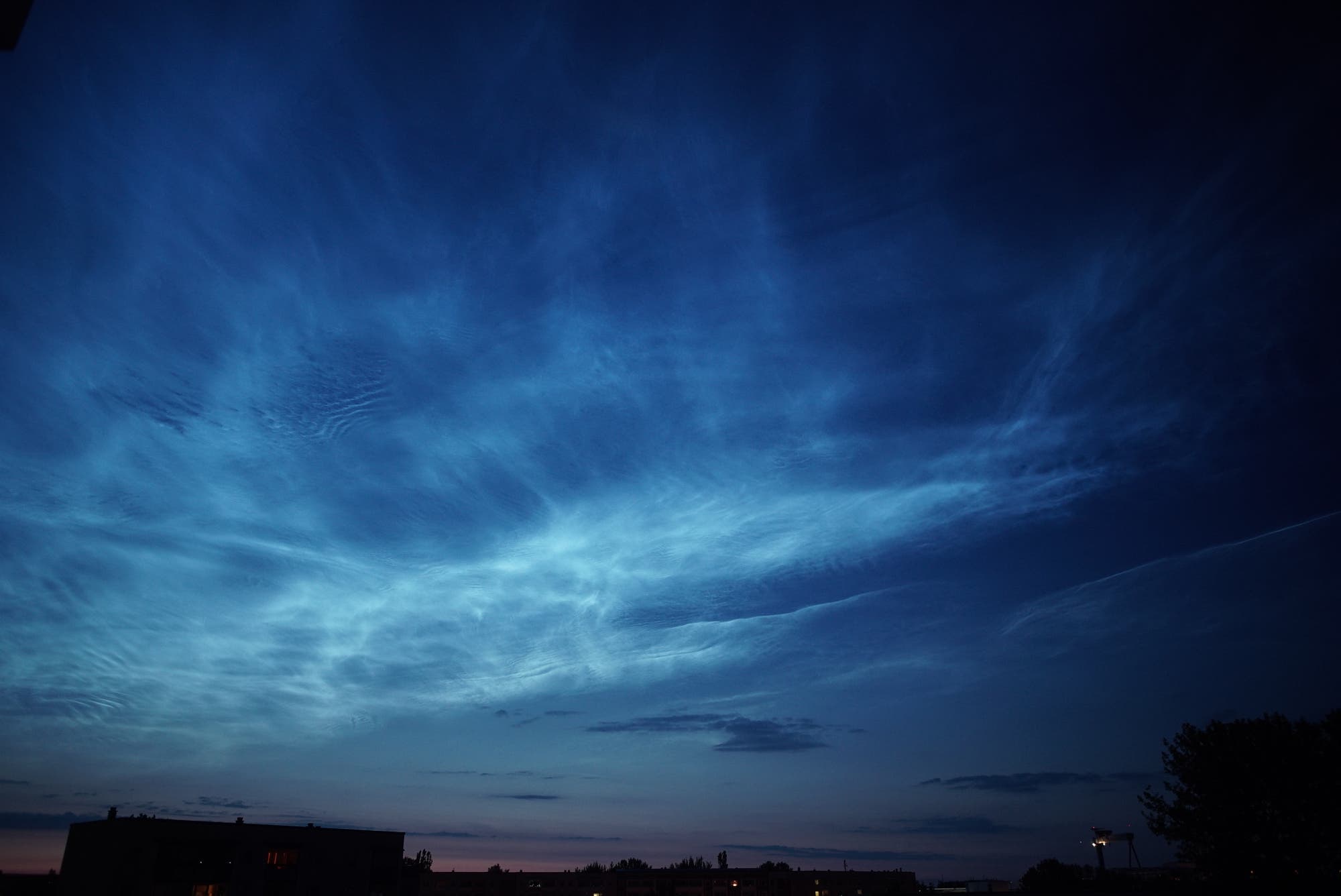 Helle und himmelüberspannende leuchtende Nachtwolken (21./22. Juni 2019)