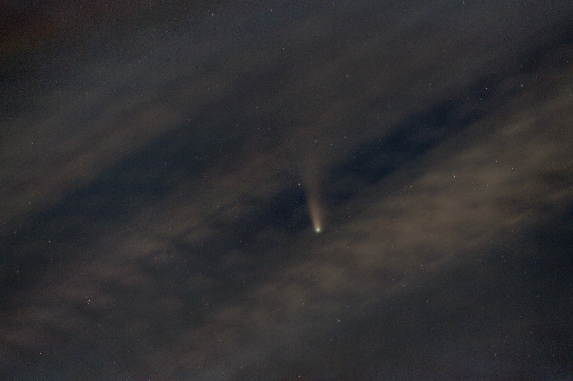 Komet C/2020 F3 (Neowise), die späte nautische Dämmerung und ein Stilleben mit Wolken