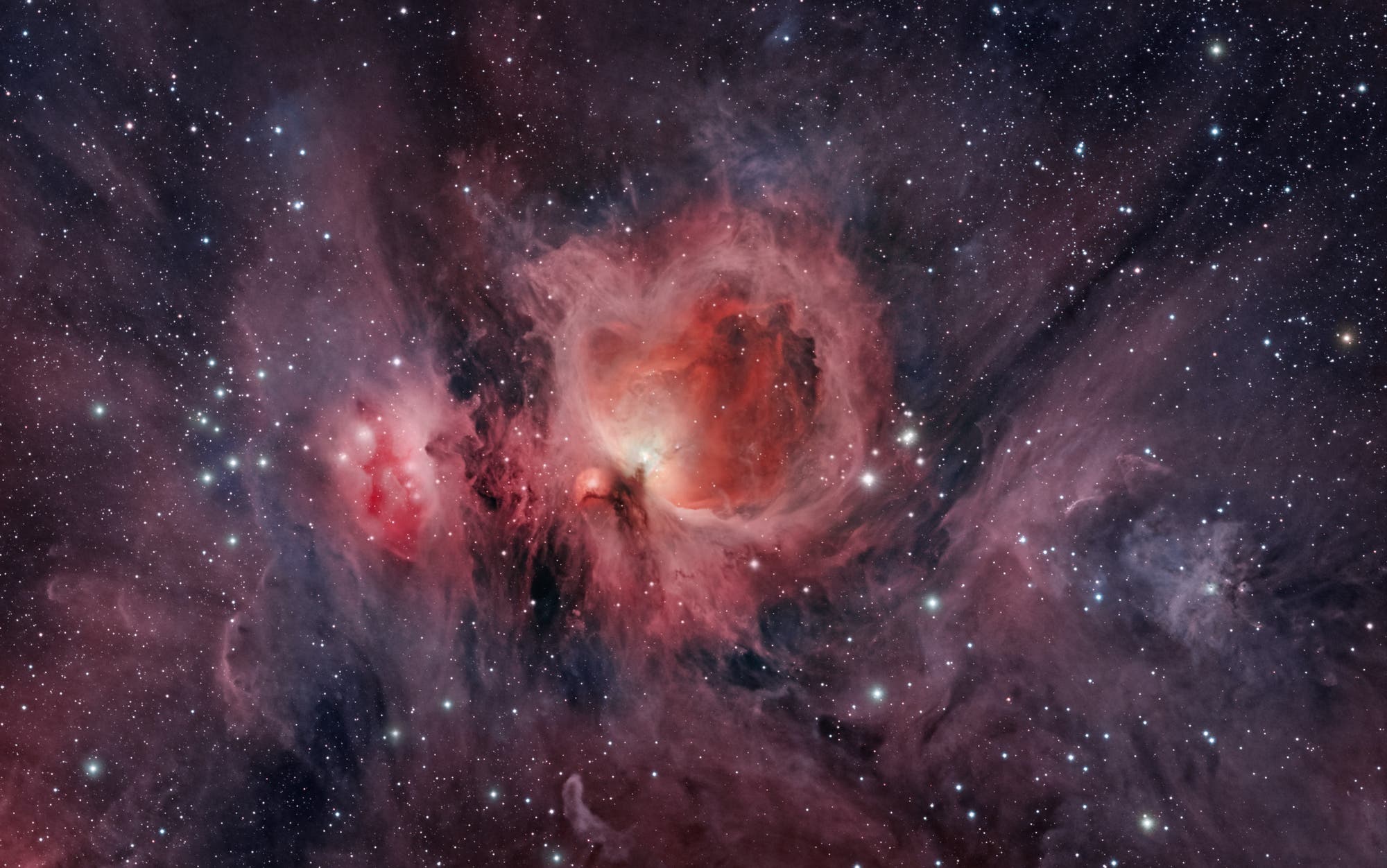 Der Orionnebel umgeben von Gas und Staub