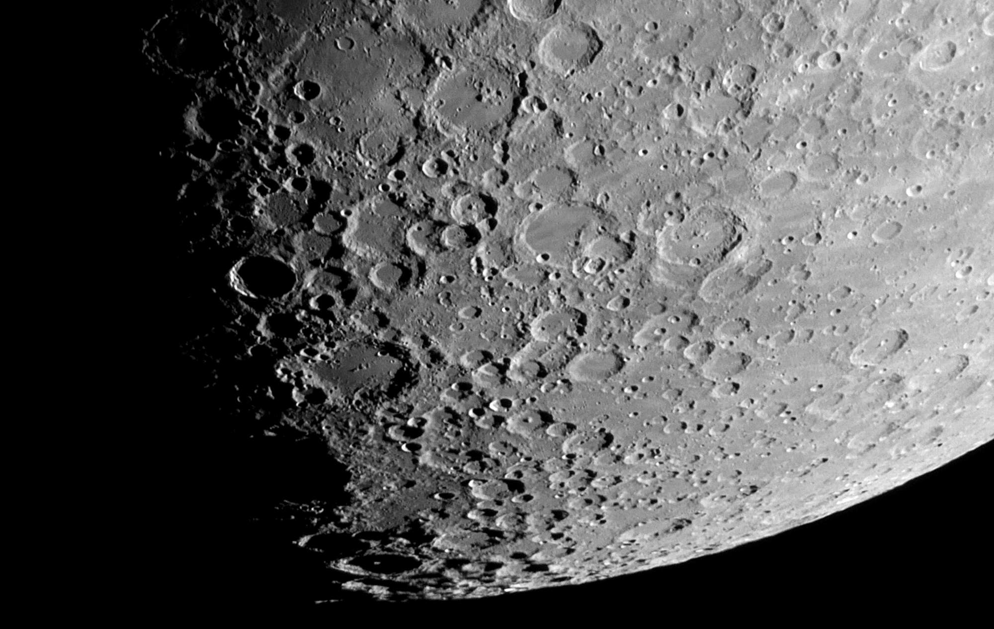 Kraterreiches südliches Mondhochland