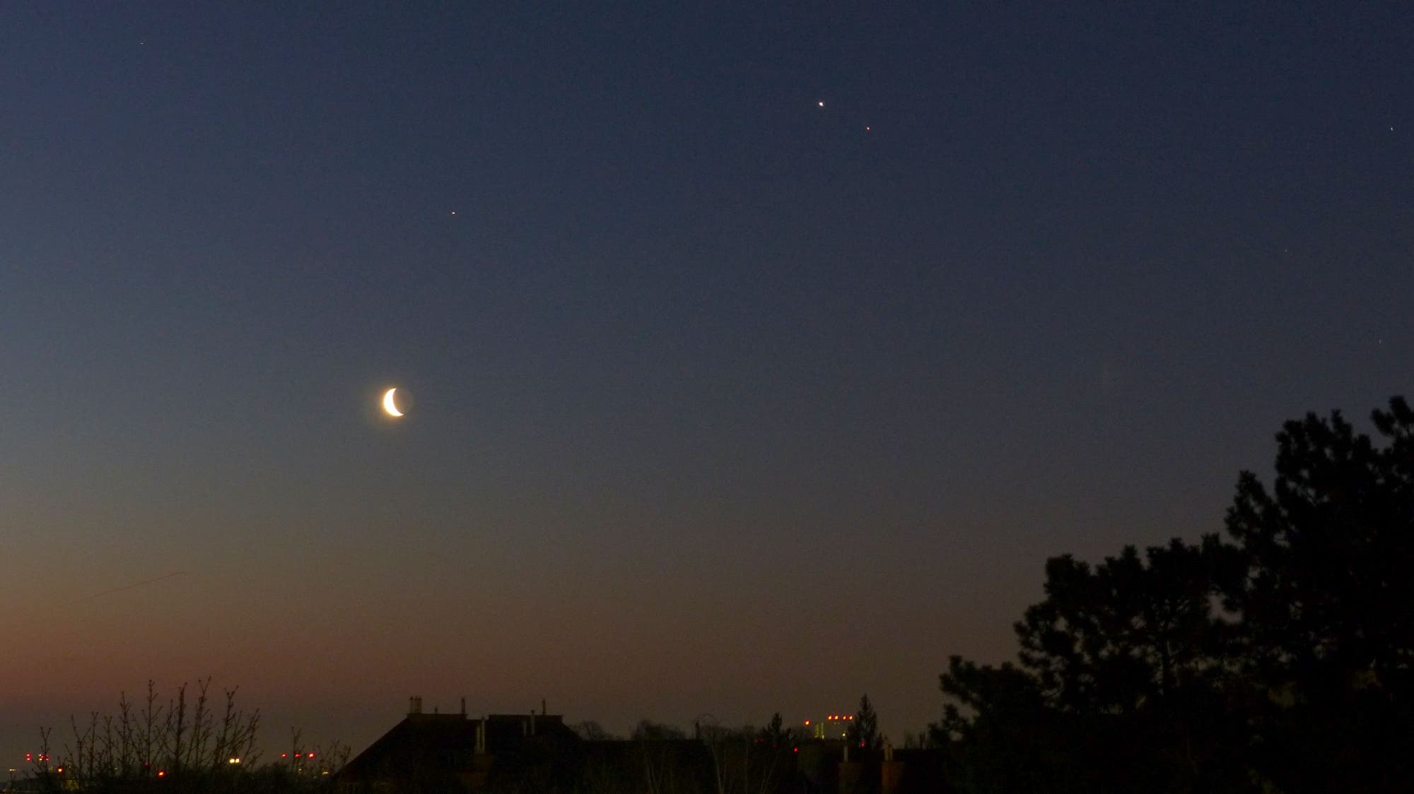 Mond mit Saturn, Jupiter und Mars über Wien