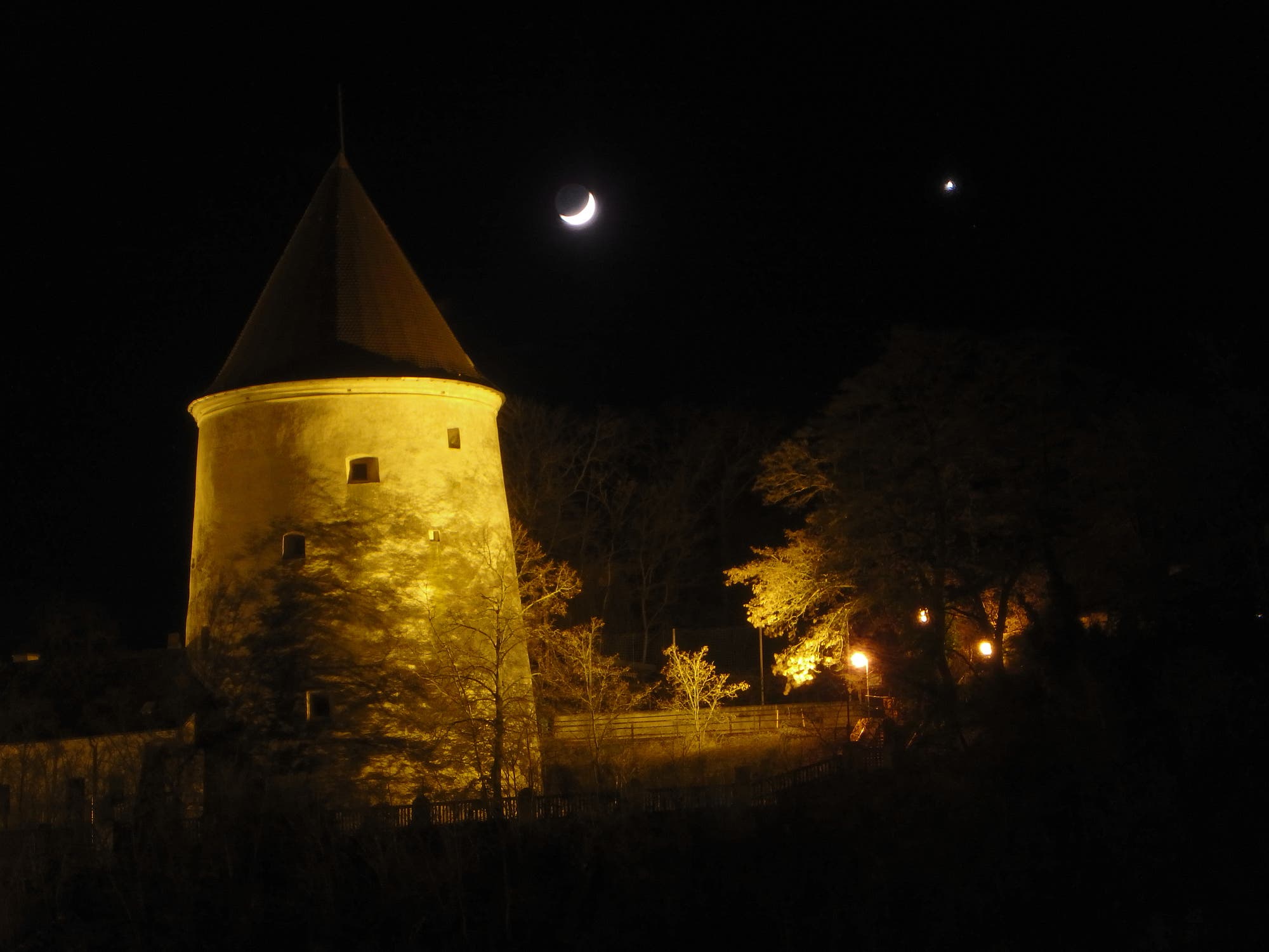 Mond mit Erdlicht, Venus und Pulverturm in Krems NÖ