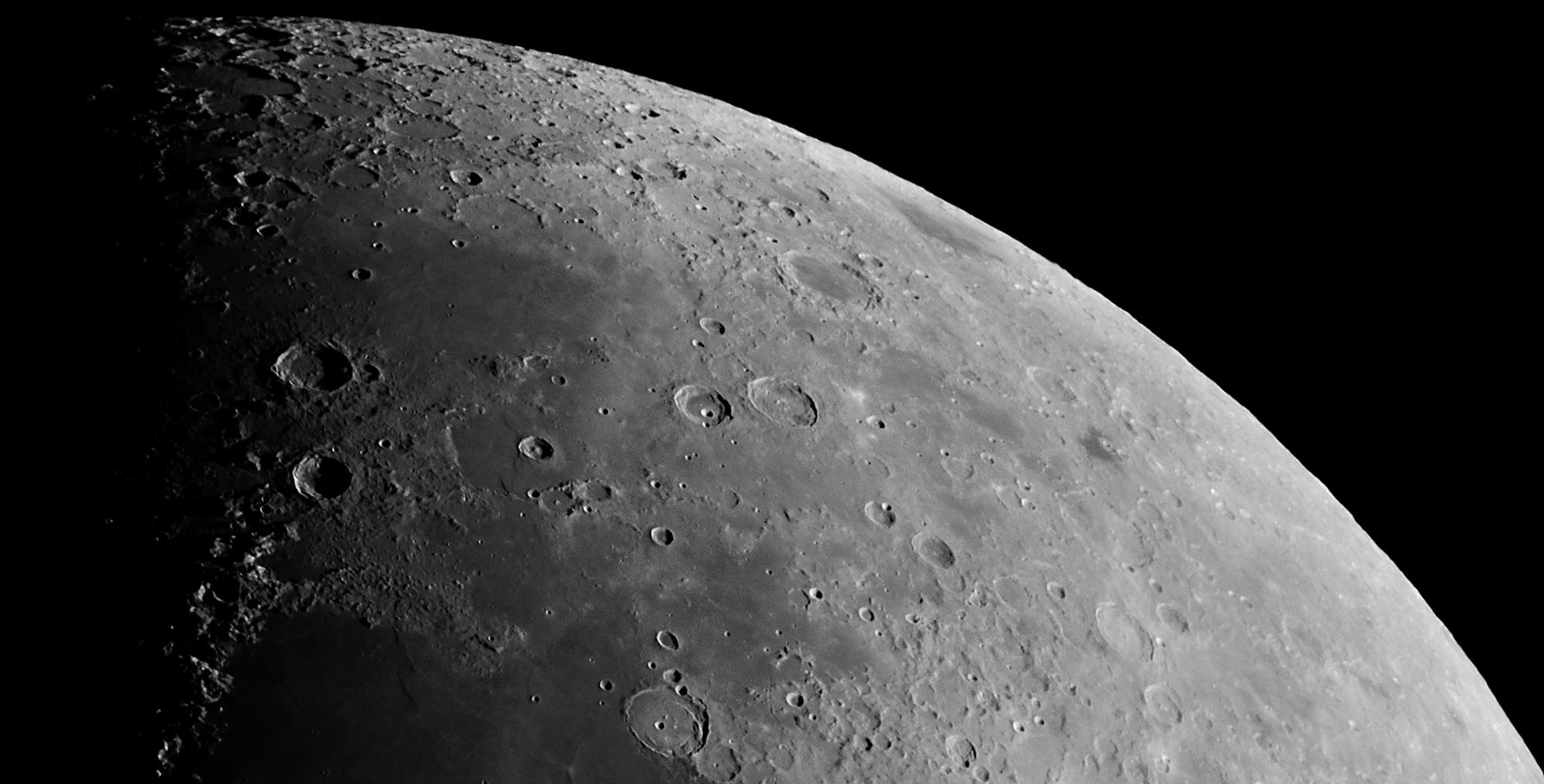 Viele Mondkrater im nordöstlichen Quadranten 