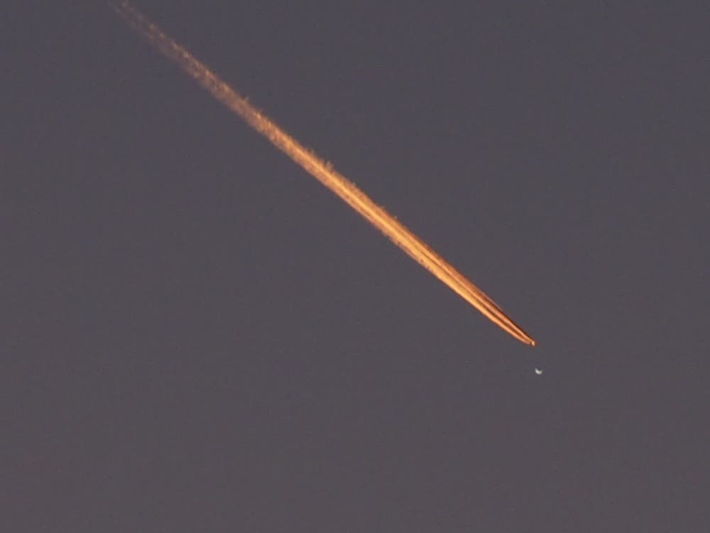 Verkehrsflugzeug vorm Abendstern