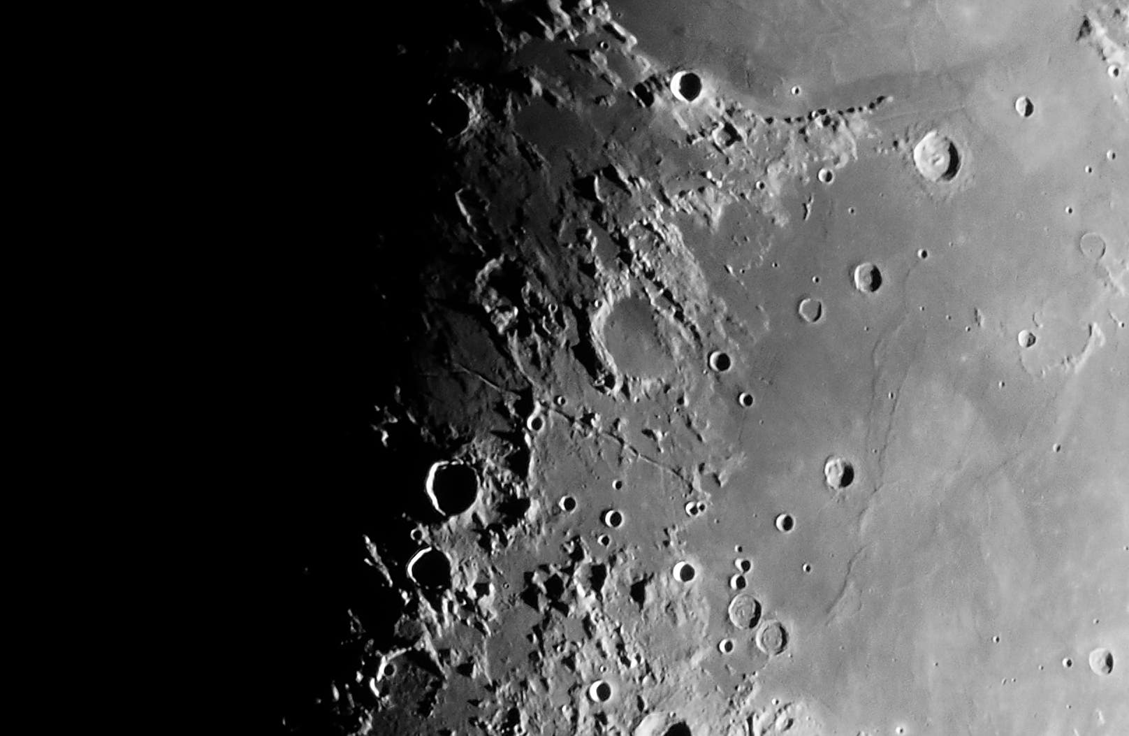 Rima Ariadaeus mit Krater Silberschlag sowie drei Apollo-11-Krater